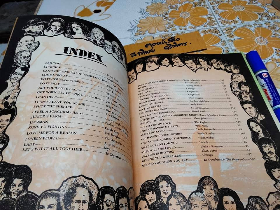 MUSIC BOOKS โดย I S. SONG HITS THAILAND'S LEADING MUSIC MAGAZINE , พิมพ์ที่วงศ์สว่างการพิมพ์ พ. ศ. 2519