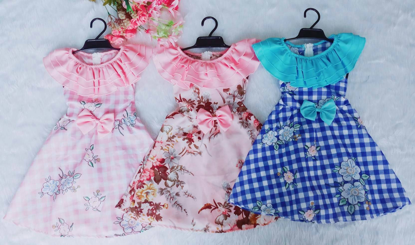 เดรสสาวน้อยน่ารัก แต่งระบายช่วงคอ