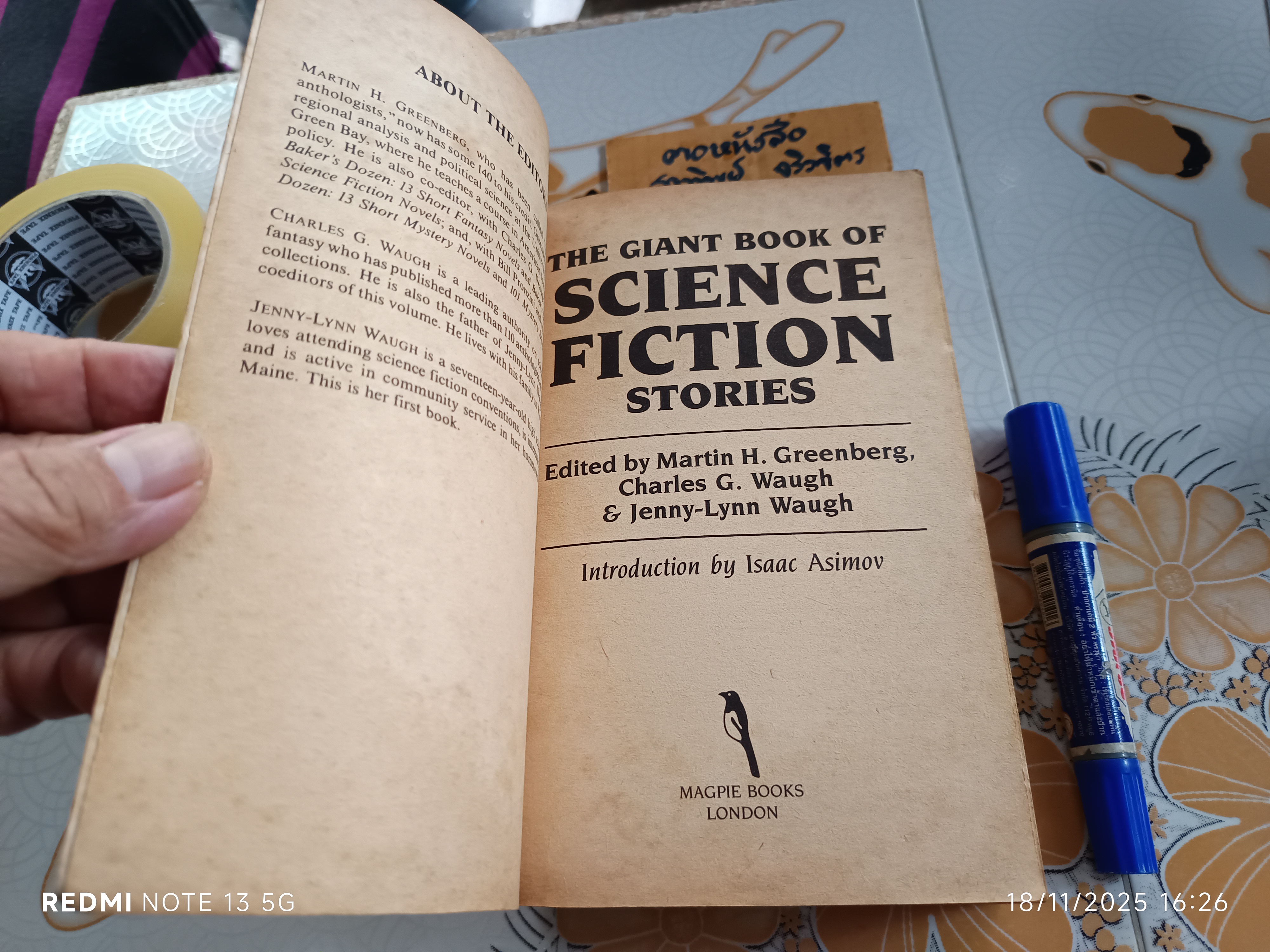The Giant Book of Science Fiction Stories Edited by Isaac Asimov ,Magpie Books in 1992 (หนังสือมีคราบน้ำ)