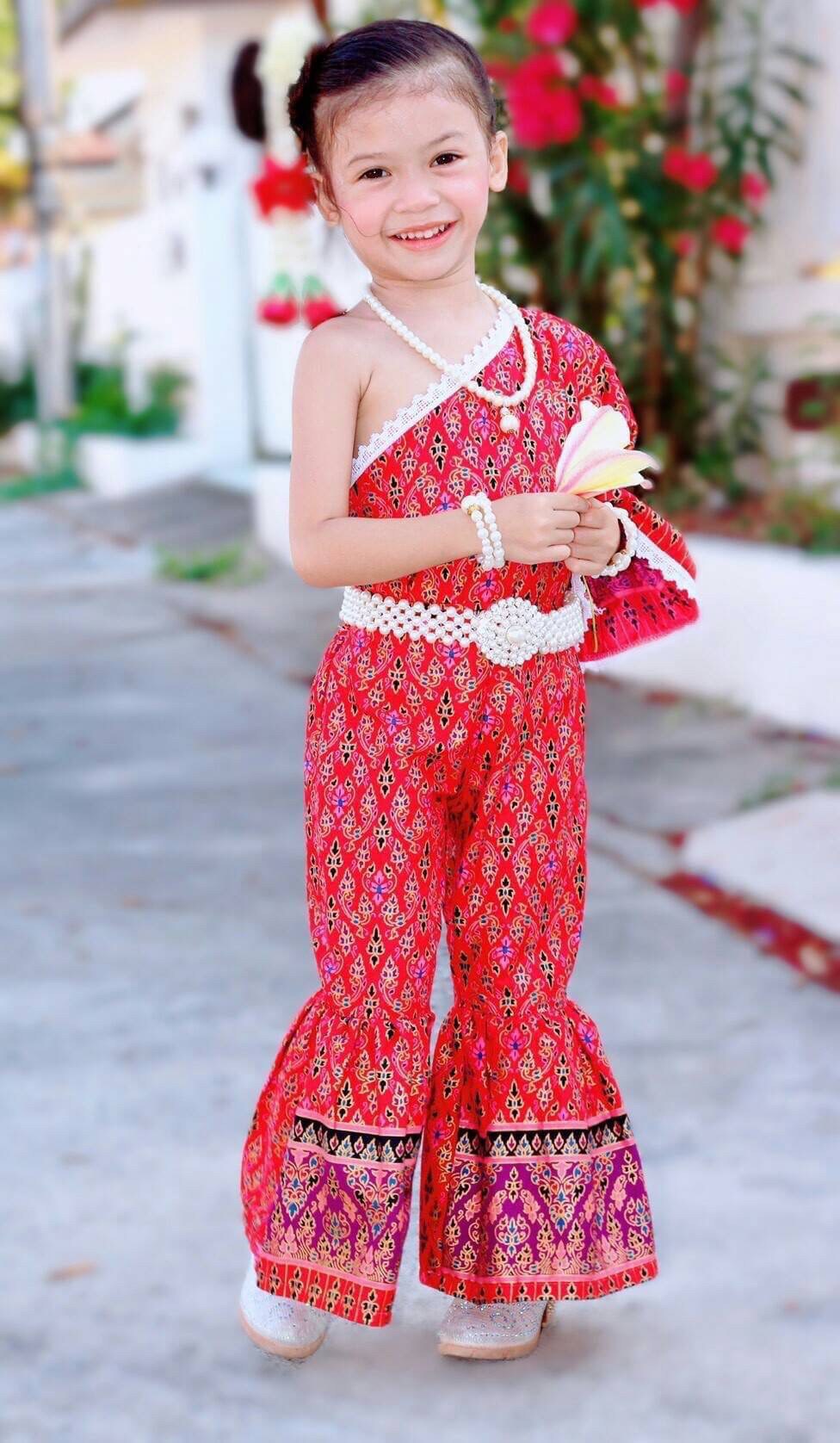 ชุดไทยประยุกต์เด็กหญิง เสื้อเปิดไหล่กับกางเกงขาระฆังโทนแดง