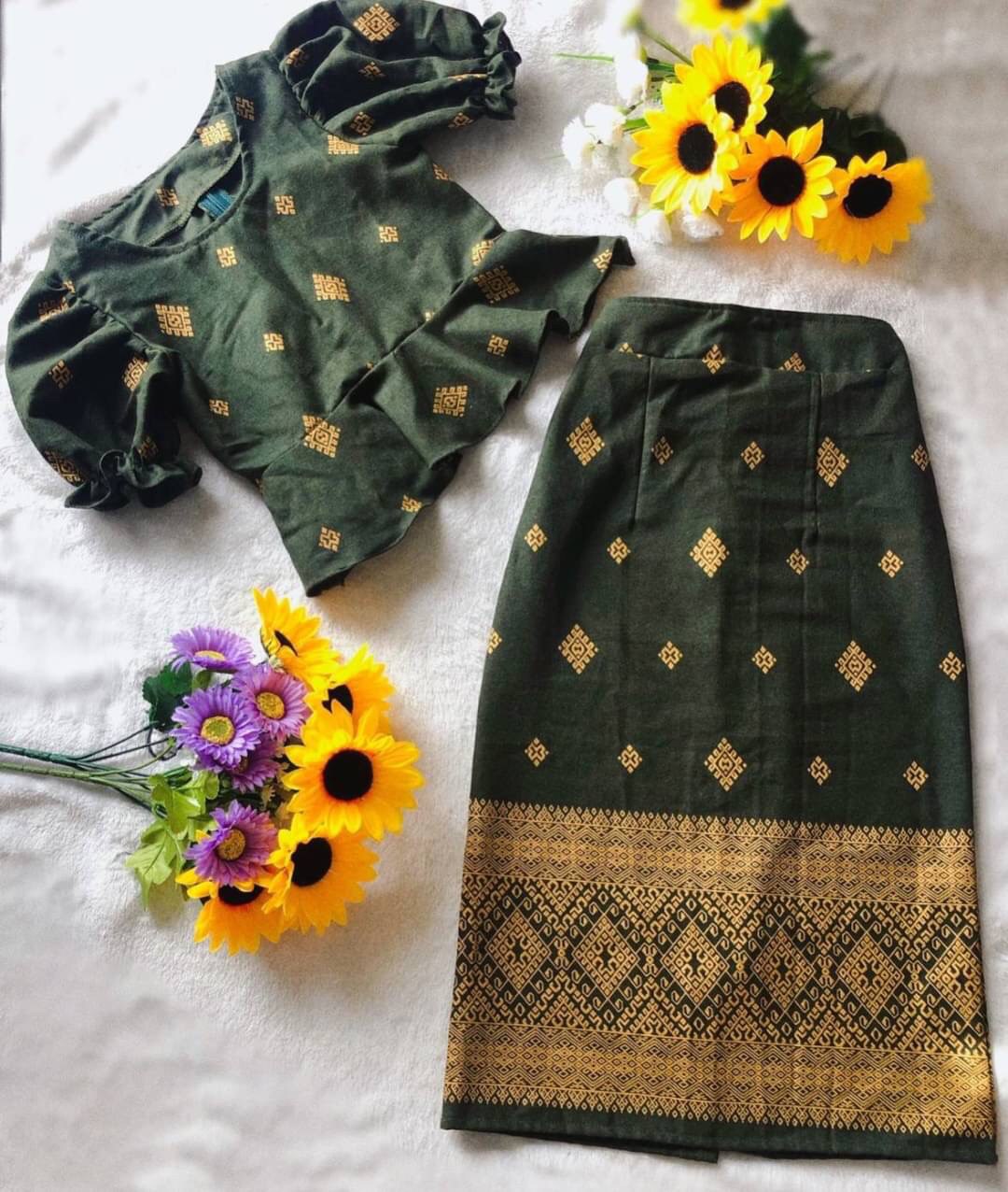 ชุดไทยเด็กหญิง เสื้อแขนตุ๊กตากับกระโปรงพิมพ์ลายไทย