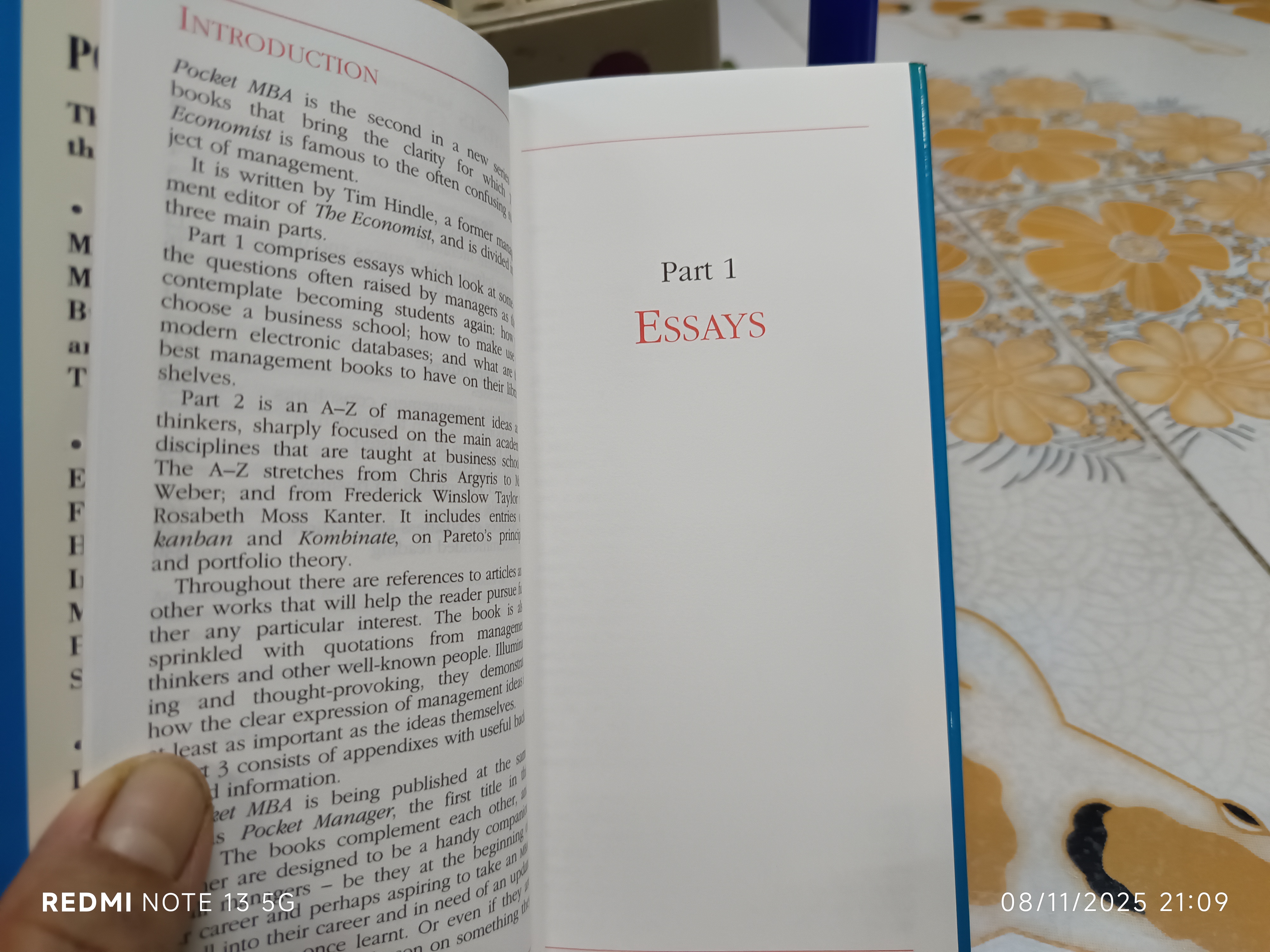 Pocket MBA The essentials of management thinking and theory from A to Z จัดพิมพ์โดย The Economist Books ปี 1992