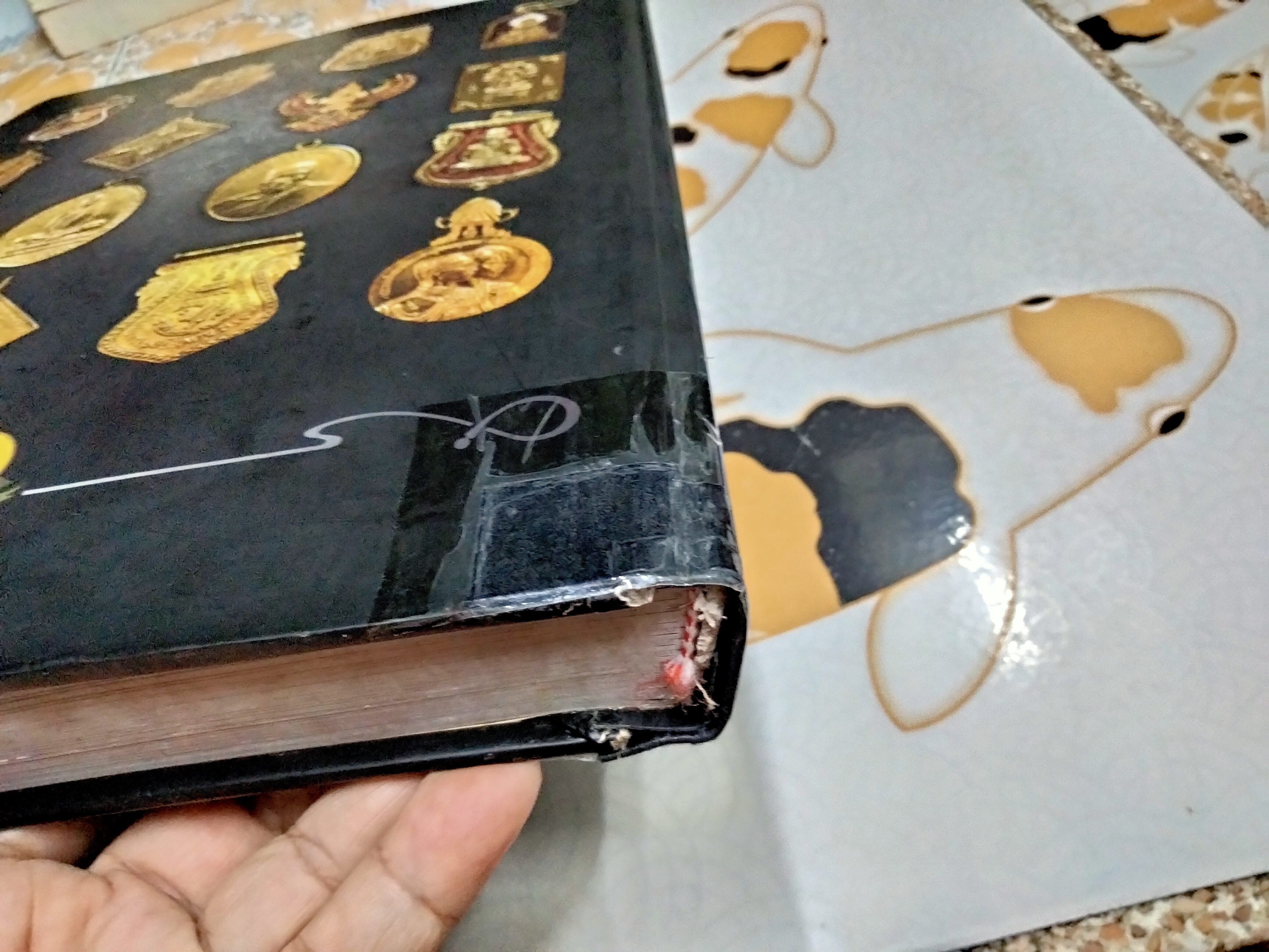 หนังสือ สุดยอดเหรียญพระทองคำล้ำค่า โดย. ทีมงานนิตยสารท่าพระจันทร์ พิมพ์ครั้งแรก สิงหาคม 2554 (ตำหนิ สันหนังสือแหว่ง) **สินค้าหมด**