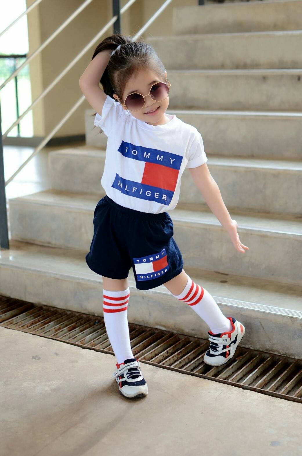 set เสื้อขาวกับกางเกงสีกรม สำหรับเด็ก