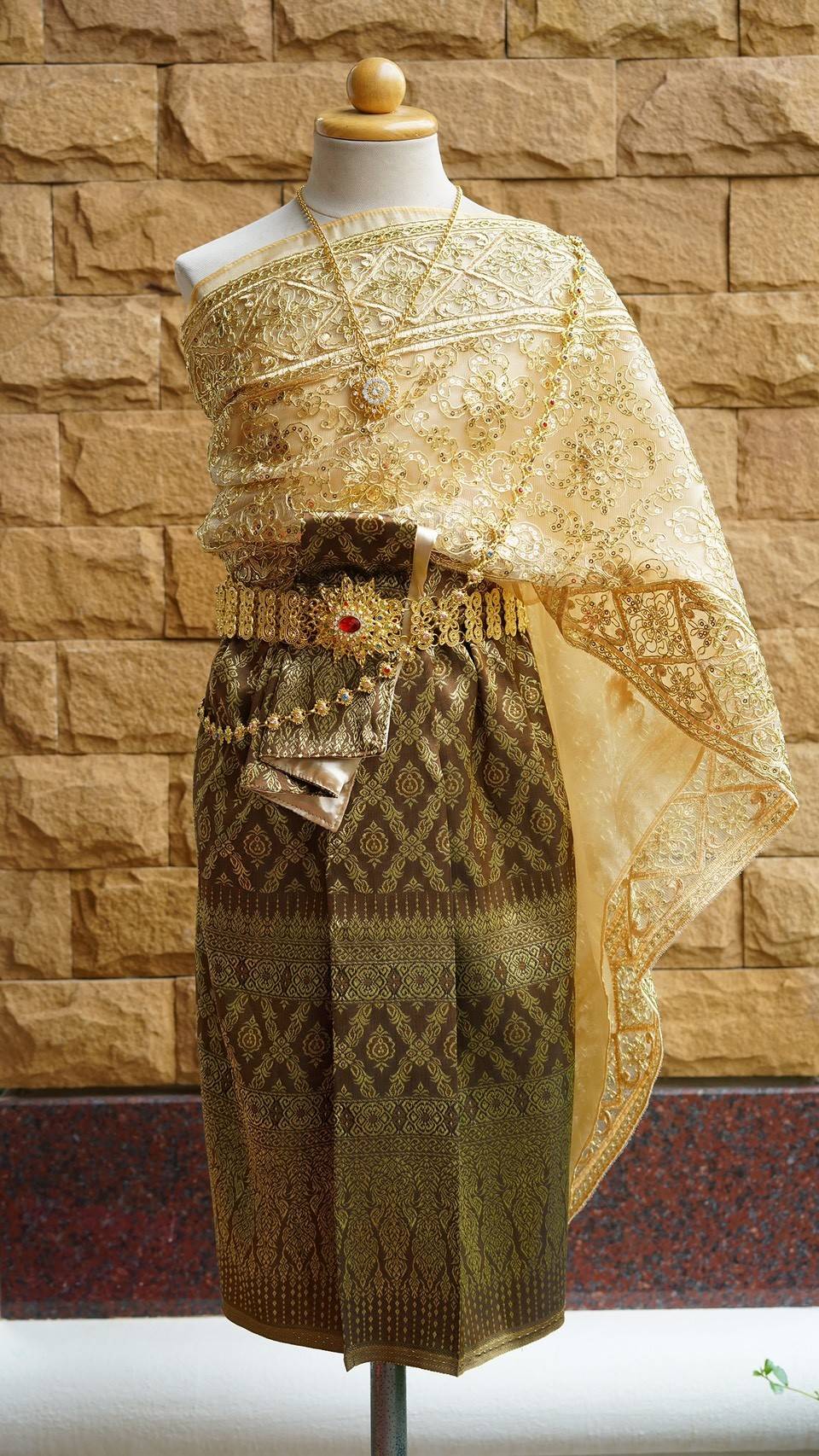 ชุดไทยเด็กหญิง สไบลูกไม้กับผ้าถุง