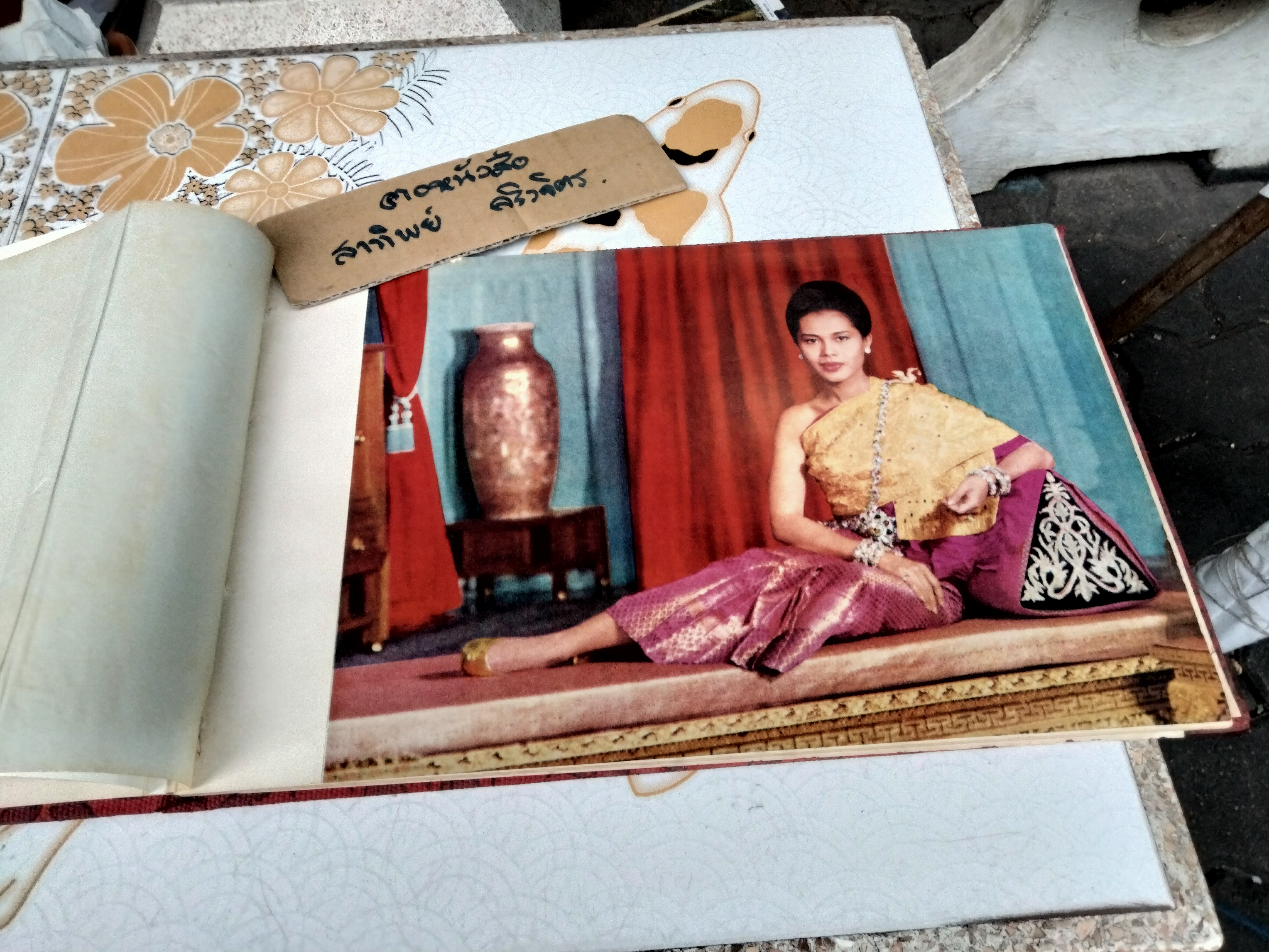 สมุดภาพหญิงไทย ฉบับพิมพ์ทูลเกล้าฯถวาย ณ วันเฉลิมพระชนมพรรษา สมเด็จพระนางเจ้าฯพระบรมราชินีนาถ พ.ศ.2507 **ครั้งนี้เป็นการพิมพ์ครั้งที่ 2 **สินค้าหมด**