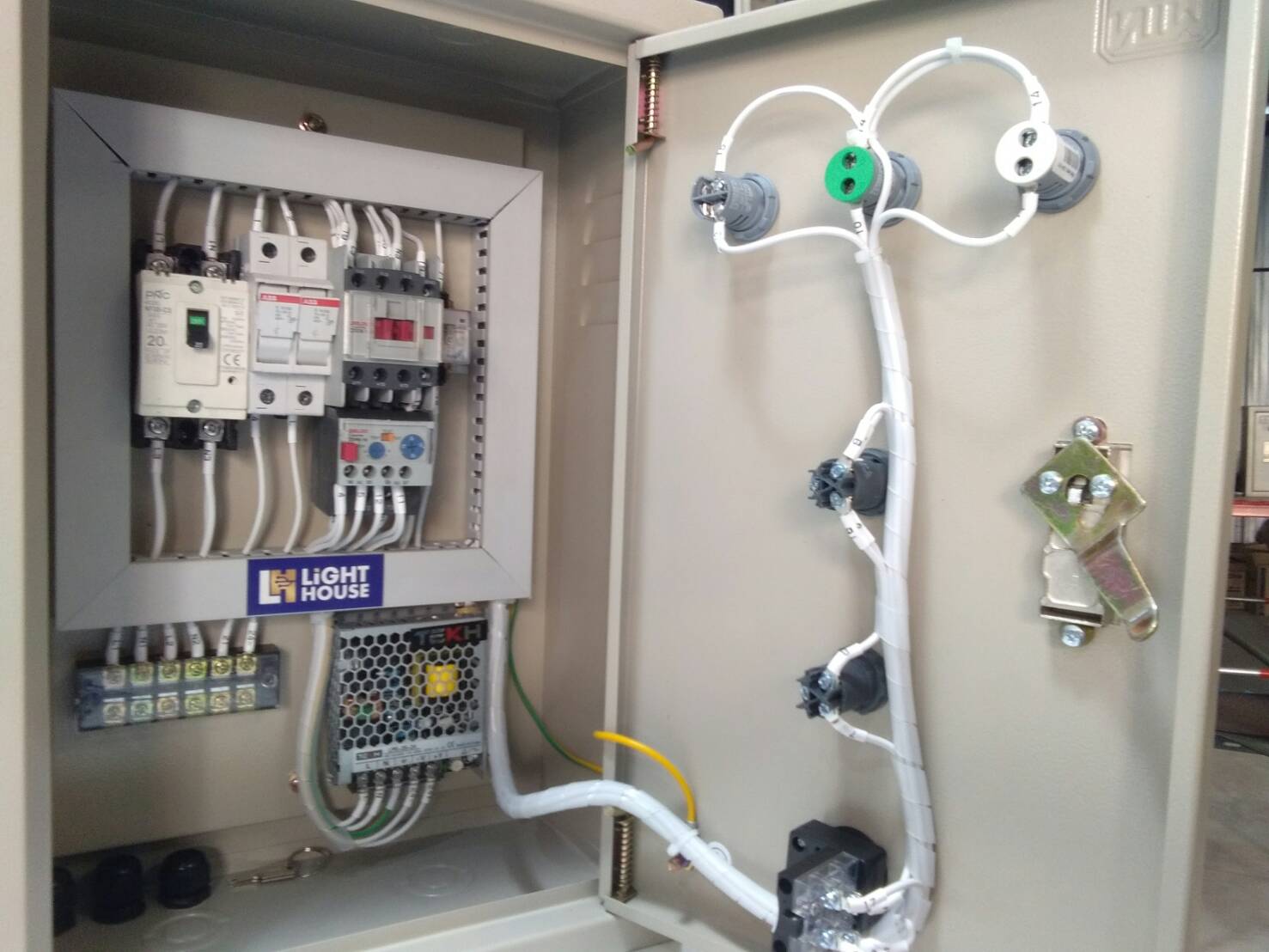 ตู้ควบคุมปั๊มเติมน้ำผ่านลูกลอยไฟฟ้า 2 แรง 24 VDC ปั๊มขนาด 2HP 220V