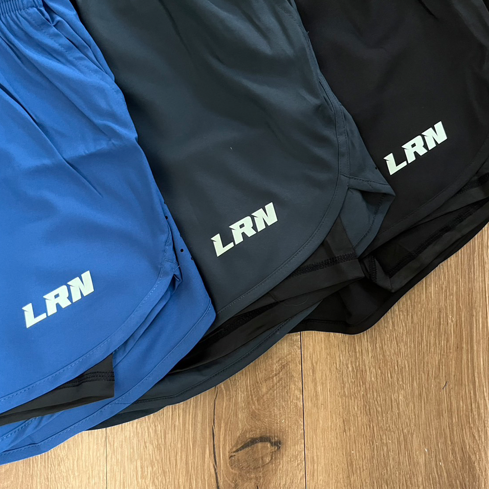 กางเกงวิ่งมาราธอน 2-in-1 โลโก้เรืองแสง (F26)