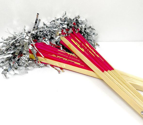 [พัดฟ้อนรำเกาหลี] พัดฟ้อนรำพื้นบ้านเกาหลีปลายพัดทำจากกระดาษฟอยล์ 한국 댄스 팬 한국의 민속춤 부채, 부채의 끝부분은 호일 종이로 되어 있습니다 Korean Dance Fan Korean Folk Dance Fan [The Tip of the Fan is Made of Foil Paper]