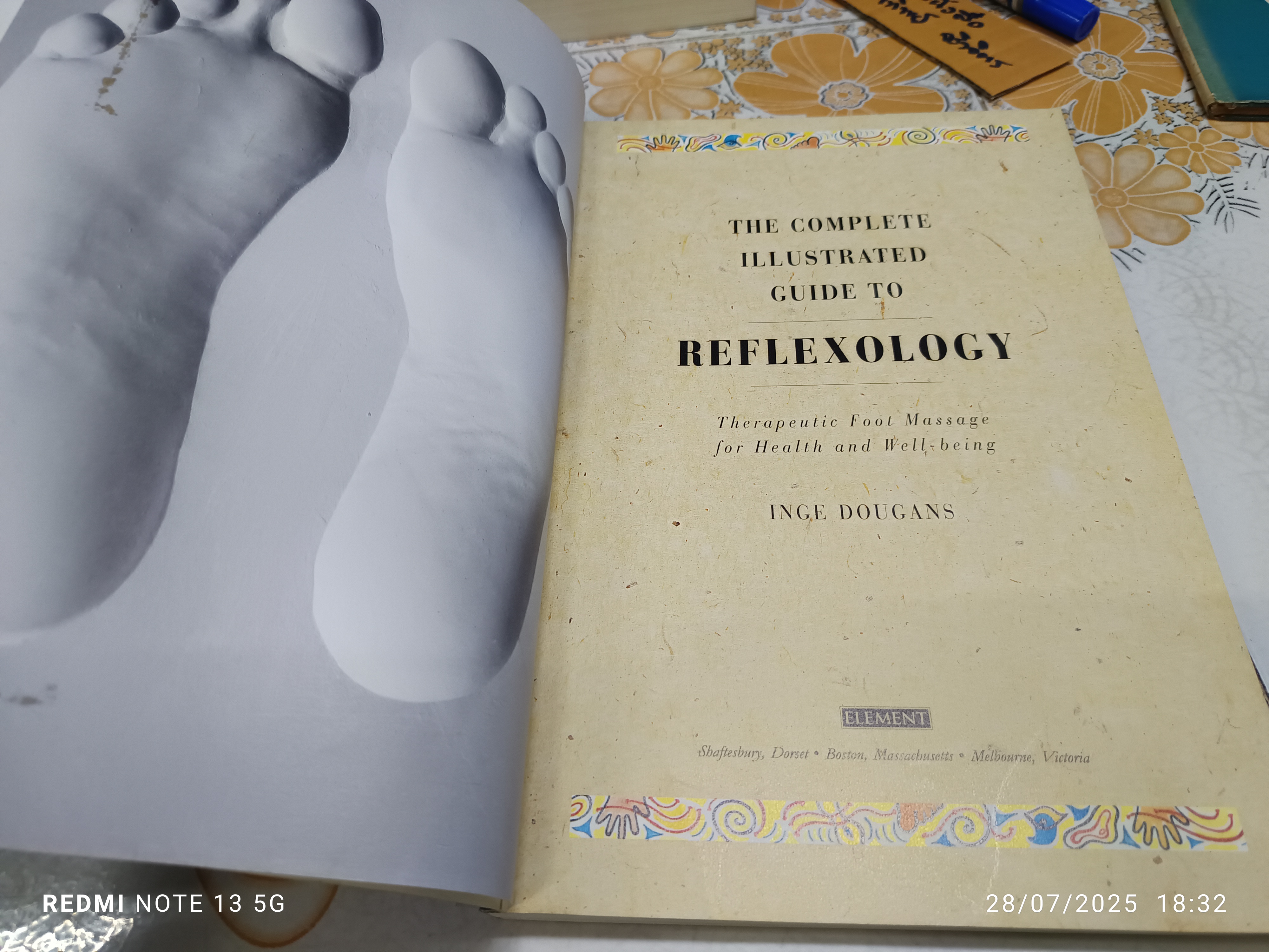 The Complete Illustrated Guide to Reflexology เขียนโดย Inge Dougans