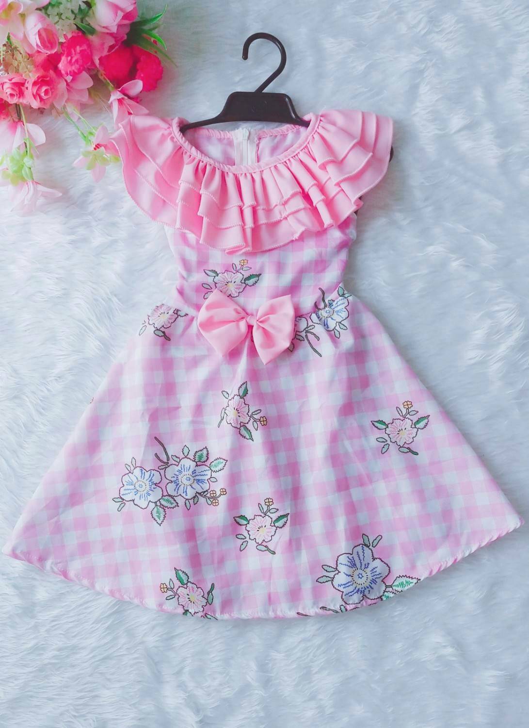 เดรสสาวน้อยน่ารัก แต่งระบายช่วงคอ