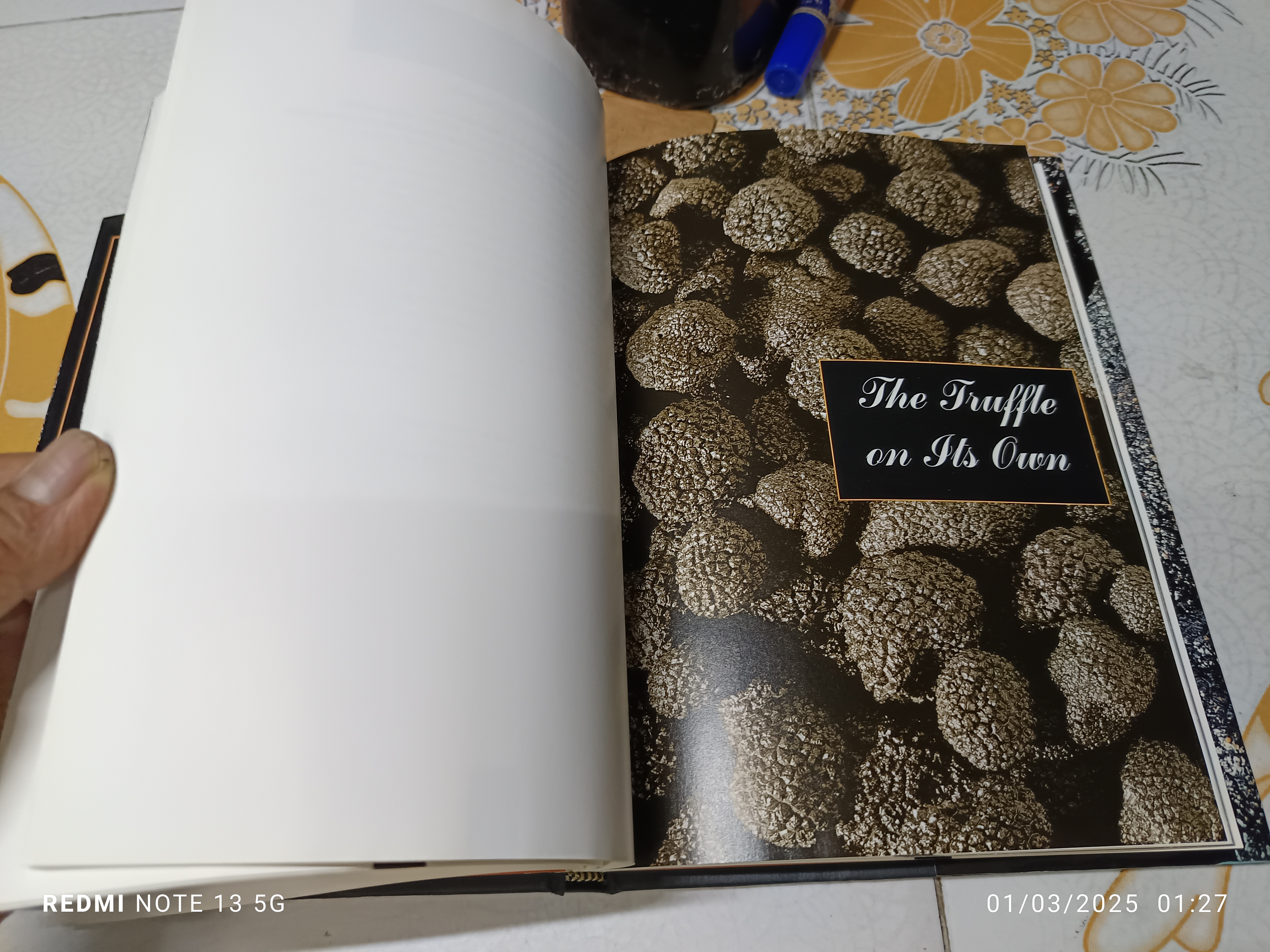 The Magic of the Truffle: The Favorite Recipes of Christian Etienne (มีลายเซ็นเจ้าของเดิม/ไม่แน่ใจว่าอาจจะเป็นลายเซ็นผู้เขียน))
