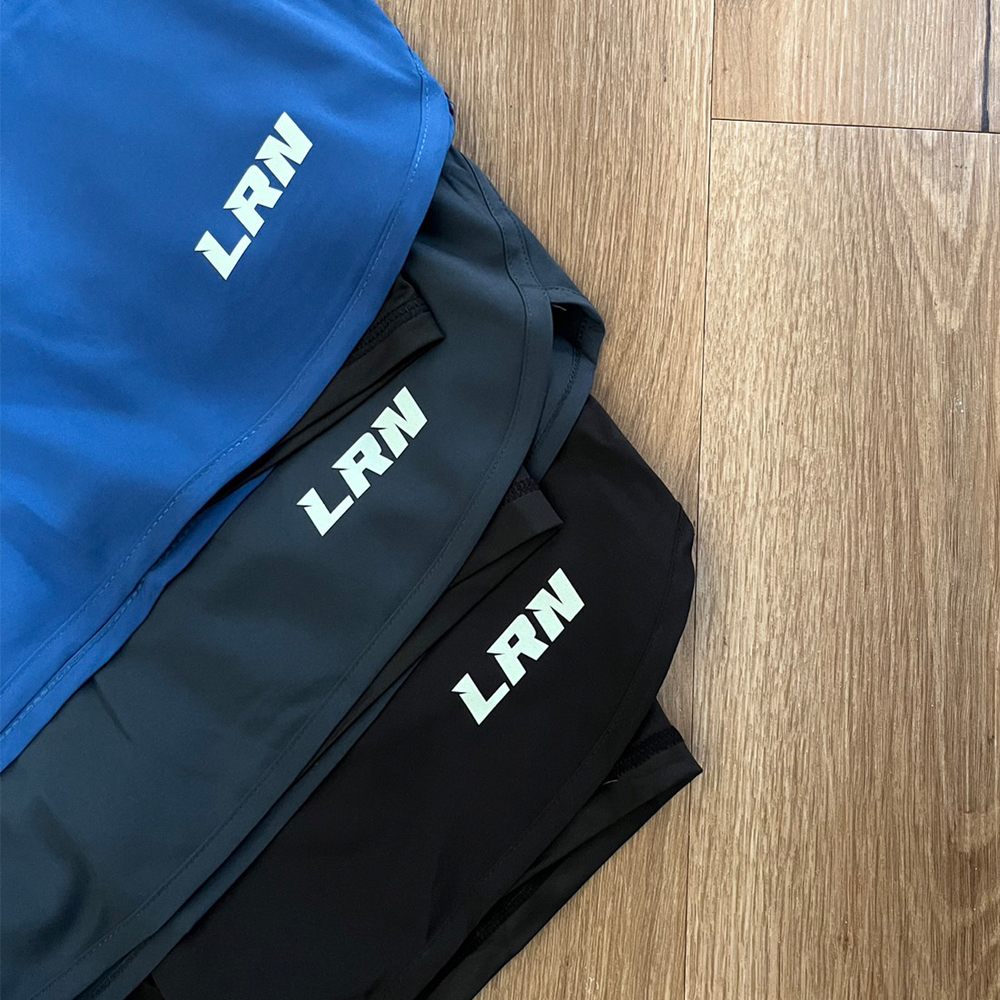 กางเกงวิ่งมาราธอน 2-in-1 โลโก้เรืองแสง (F26)