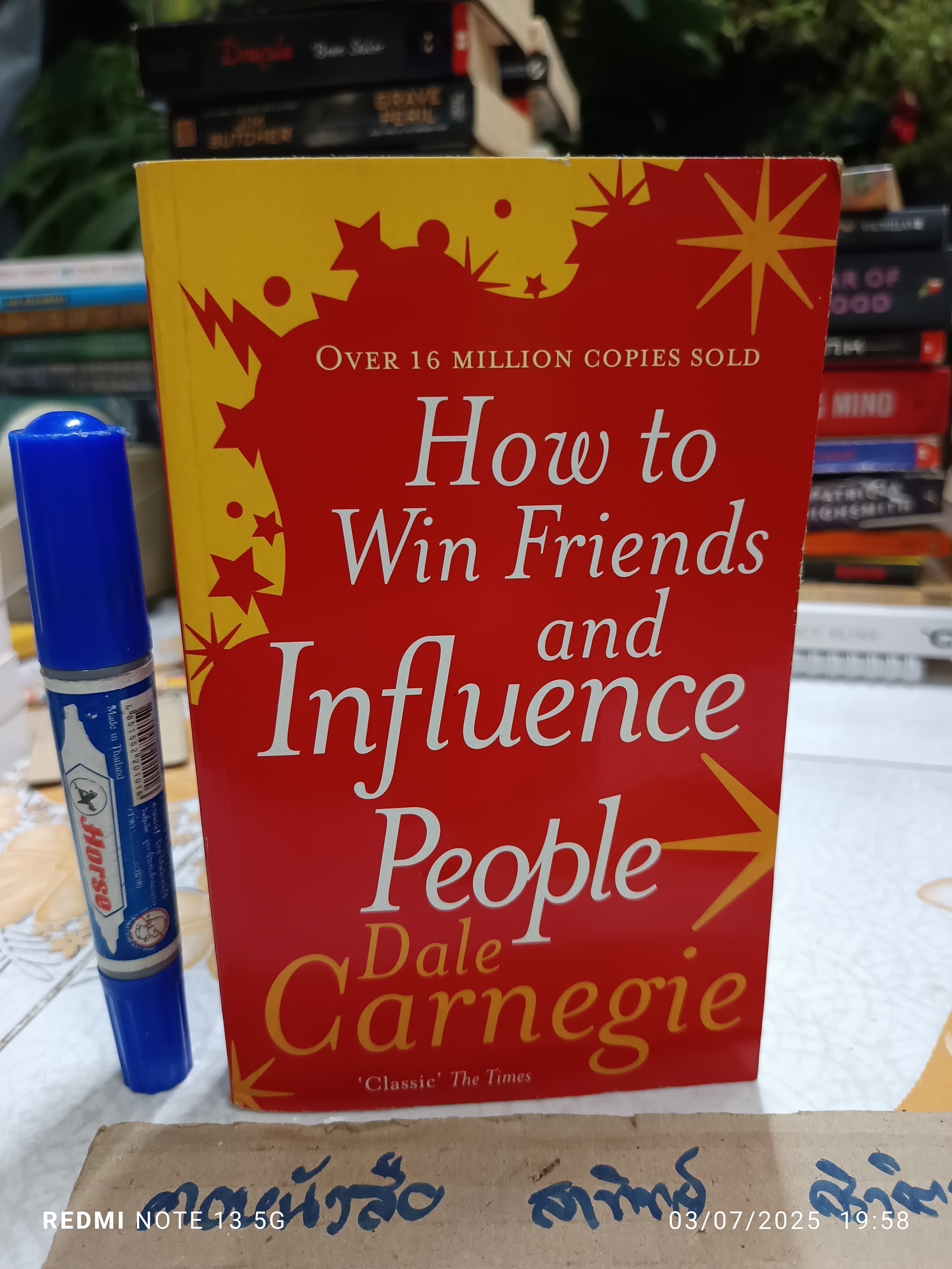 How to Win Friends & Influence People (Dale Carnegie ) **มีรอยเปื้อนที่มุมหนังสือ (ตามรูป)