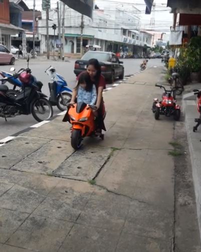 รถเด็ก มอเตอร์ไซค์แบต รับน้ำหนักได้ถึง 65 กิโลกรัม