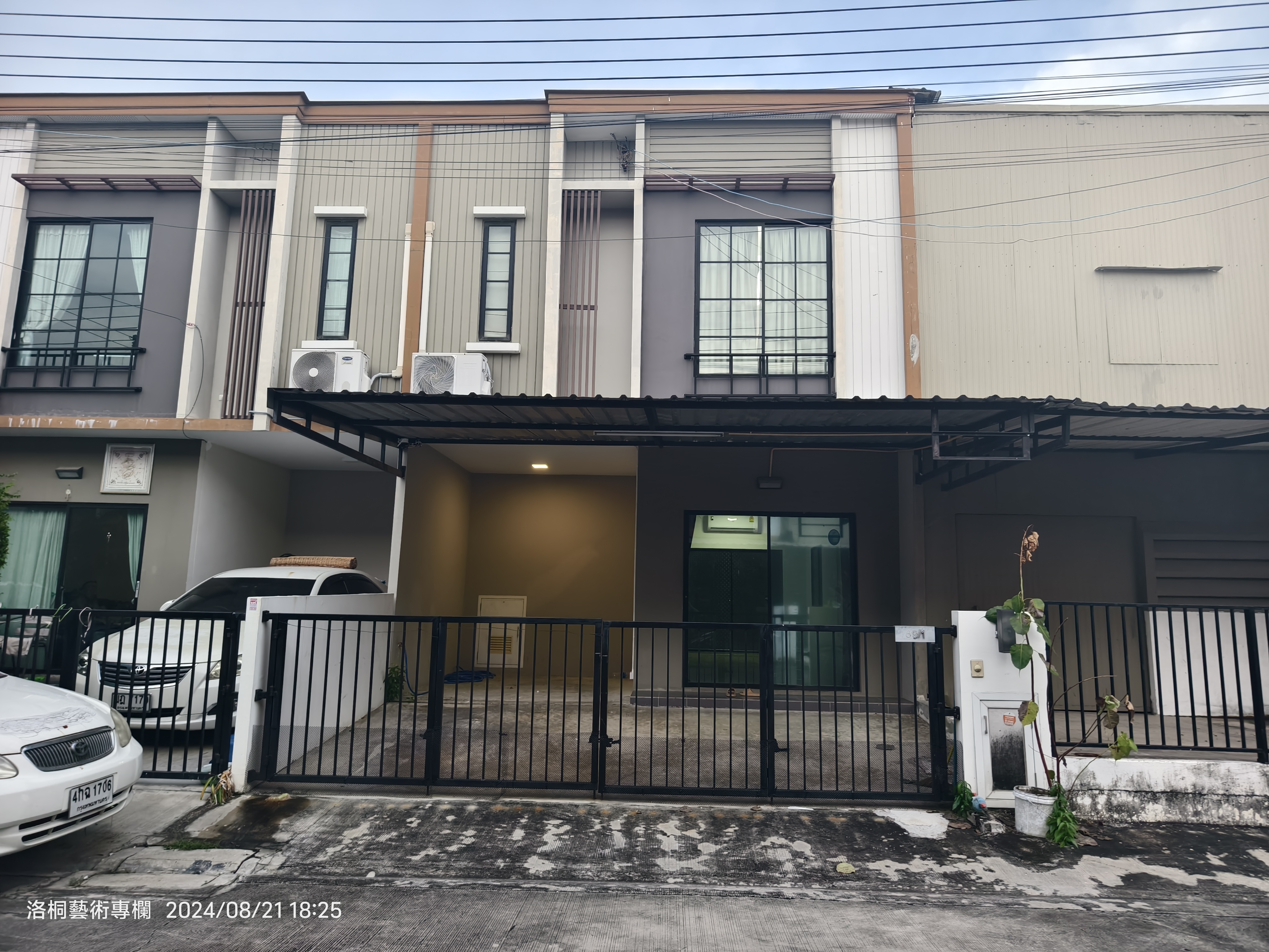 ให้เช่าทาวน์เฮ้าส์พร้อมโกดัง หมู่บ้านเดอะคอนเนค สุวรรณภูมิ 4 พร้อมอยู่ ใกล้แอร์พอร์ตลิ้งค์ สถานีสุวรรณภูมิ