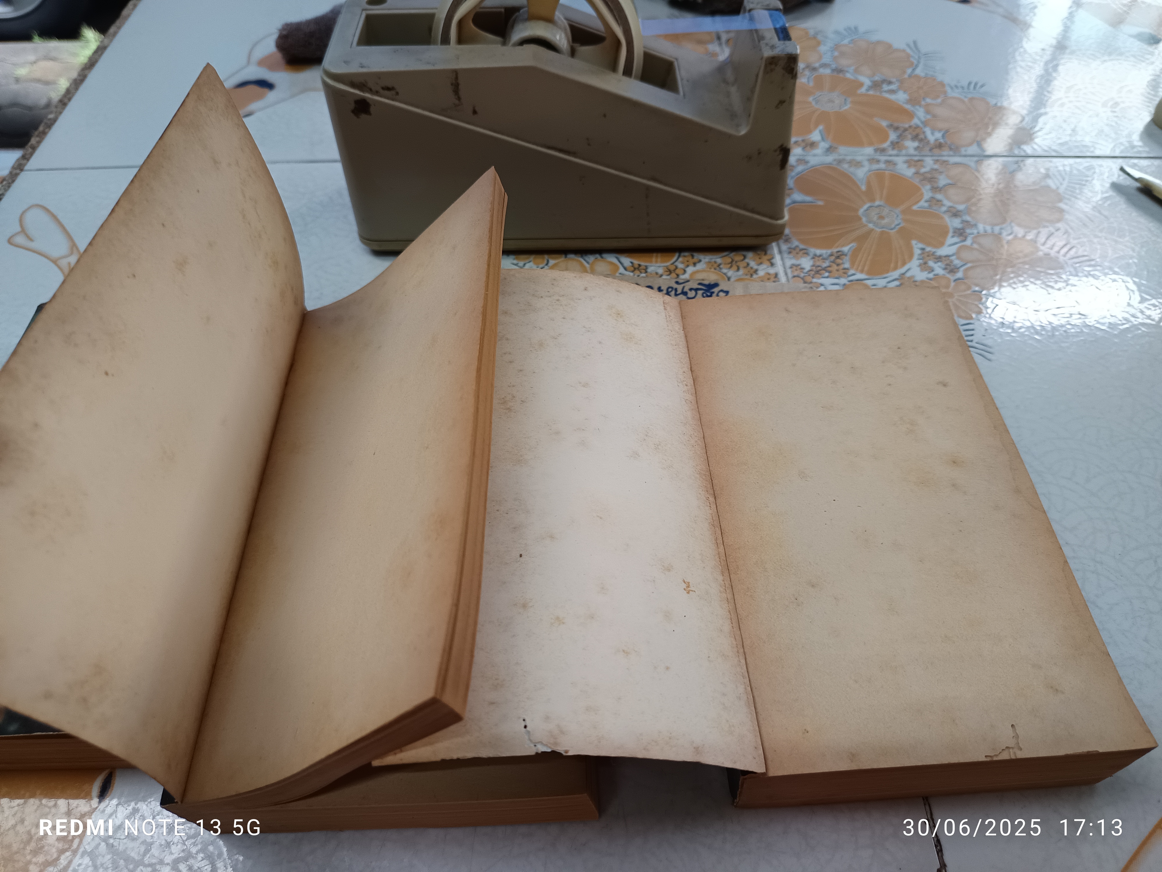 สงครามชีวิตโอชิน (Oshin) 3 เล่มชุด ผลงานของ อาชิดา ซูงาโกะ (Sugako Hashida) แปลโดย แดง ระวี พิมพ์ครั้งแรก พ.ศ.2528