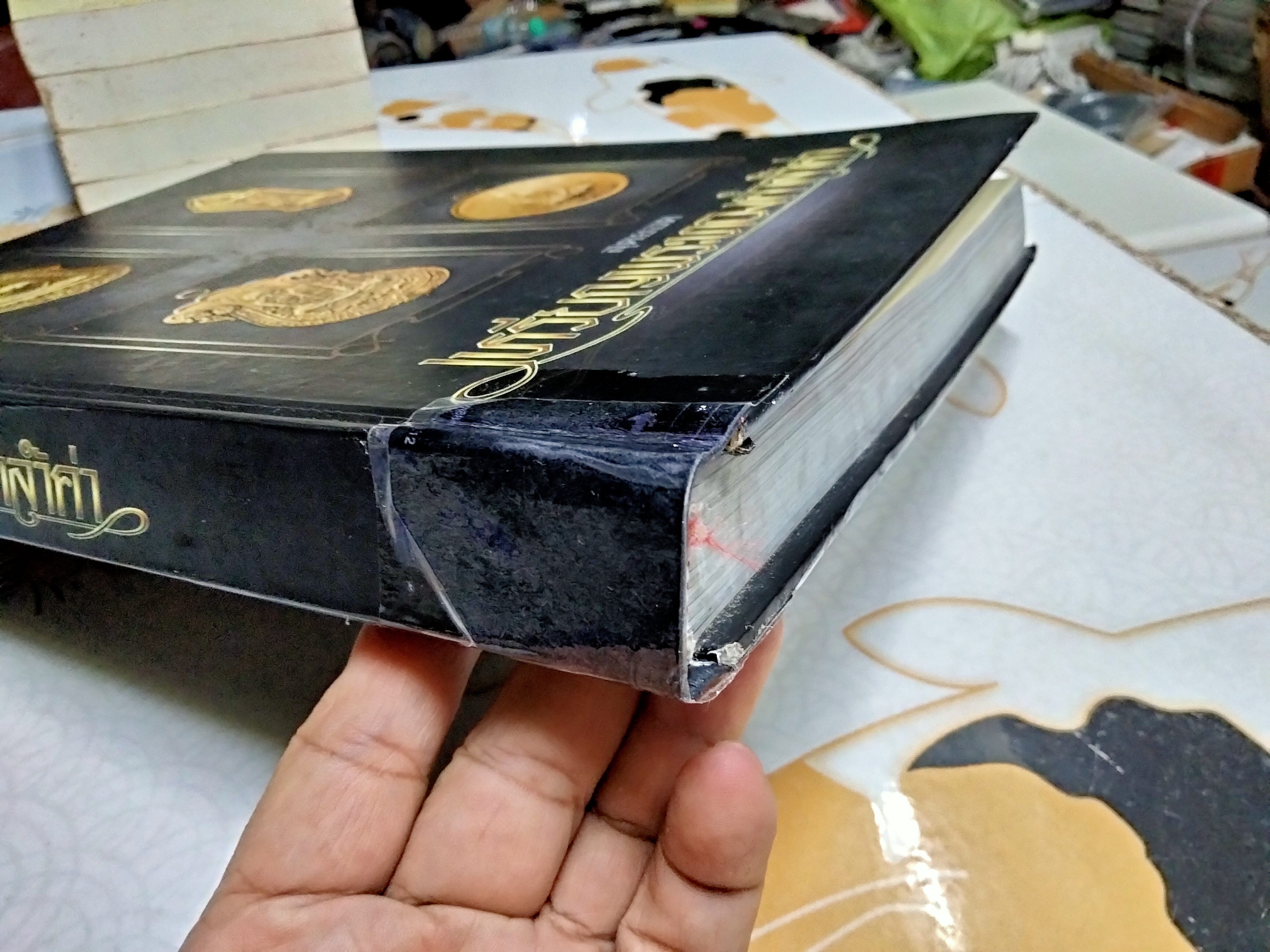 หนังสือ สุดยอดเหรียญพระทองคำล้ำค่า โดย. ทีมงานนิตยสารท่าพระจันทร์ พิมพ์ครั้งแรก สิงหาคม 2554 (ตำหนิ สันหนังสือแหว่ง) **สินค้าหมด**