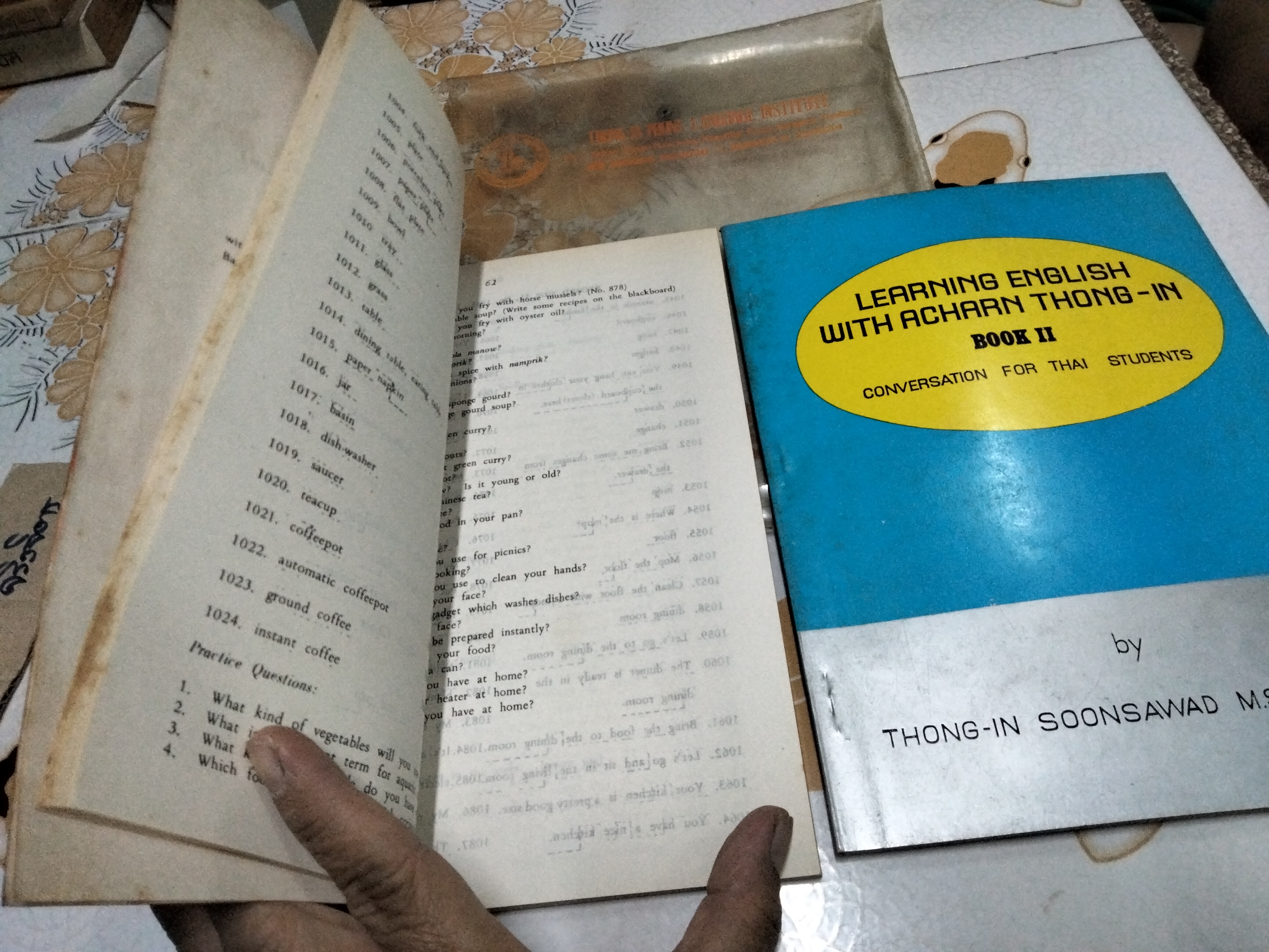 หนังสือเรียนภาษาอังกฤษ จากโรงเรียนสถาบันภาษาทองอินทร์ (ทองอินทร์โฟน) ฉบับพิมพ์ปี พ.ศ 2516 - 2518