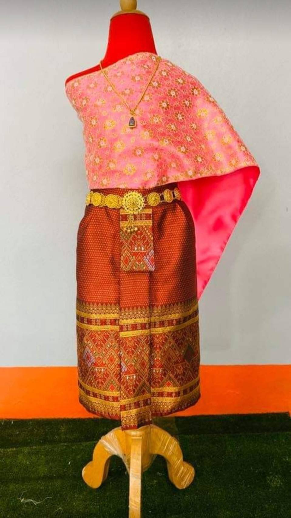 ชุดไทยเด็กหญิง สไบกับผ้าถุง