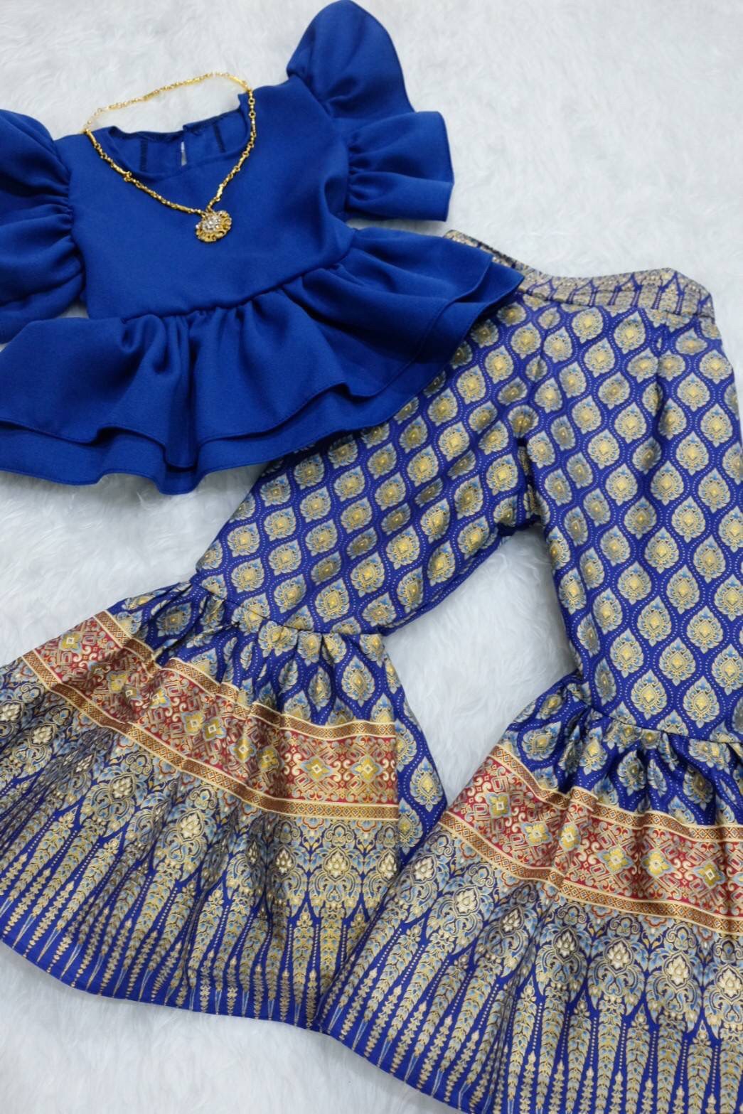 ชุดไทยเด็กหญิง เสื้อระบายกับกางเกงผ้าไทย