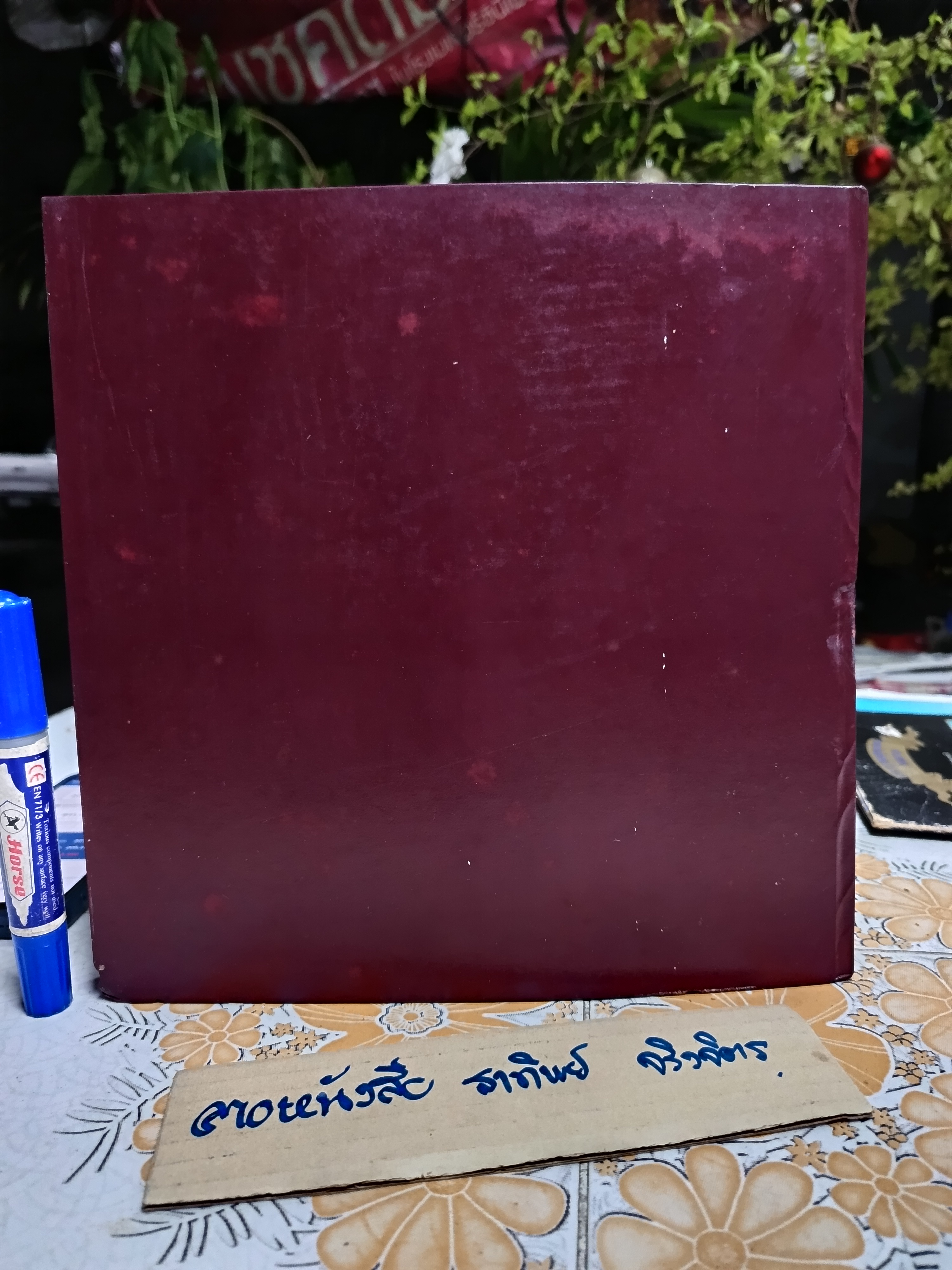 สมุดภาพเหตุการณ์สำคัญของกรุงรัตนโกสินทร์ พิมพ์เป็นที่ระลึกเนื่องในโอกาสสมโภชกรุงรัตนโกสินทร์ 200 ปี , พ.ศ. 2525 ** มีรอยปลวกกินขอบปก (ตามรูป) ไม่กระทบเนื้อหา