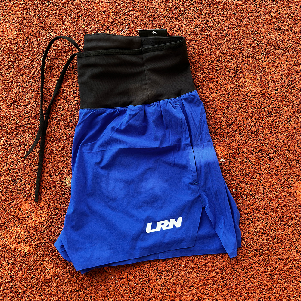 กางเกงวิ่งขาสั้น วิ่งมาราธอน วิ่งเทรล 3" ใส่สบาย มีกระเป๋าใส่ของที่รอบเอว ไม่มีซับใน โลโก้เรืองแสง (F03)