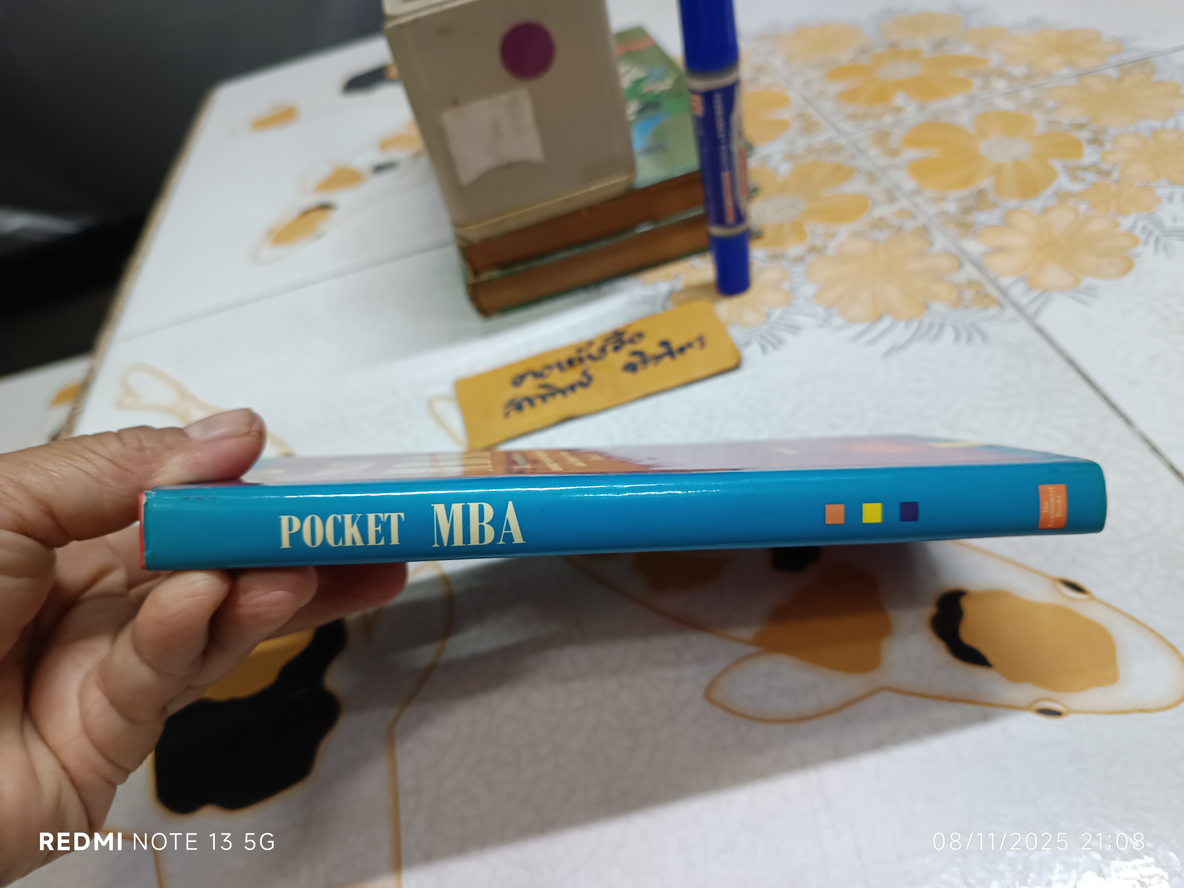 Pocket MBA The essentials of management thinking and theory from A to Z จัดพิมพ์โดย The Economist Books ปี 1992