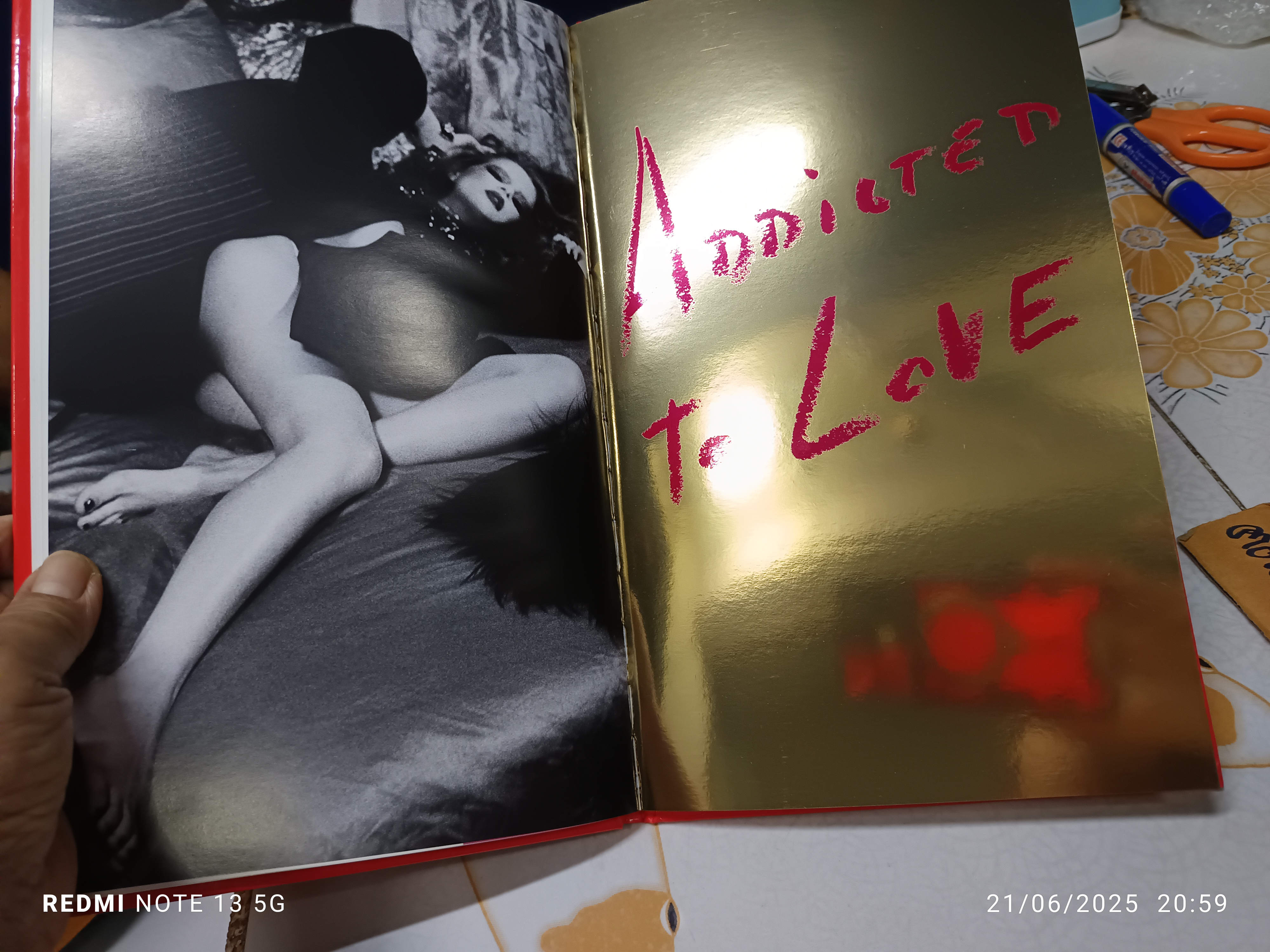 หนังสือประวัติศาสตร์ Yves Saint Laurent พิมพ์ปี 2011 France