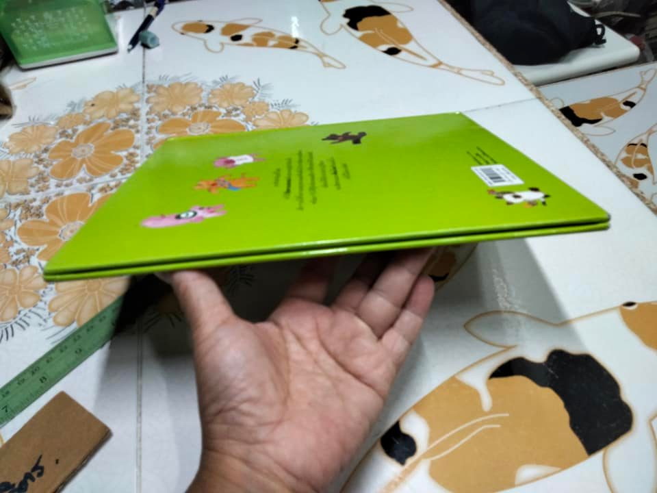 สี่สหายผจญภัย (ปกแข็ง) โดย กฤษณะ กาญจนาภา - หนังสือมีตำหนิโดนตัด 1 จุดมีรอยติดสติ๊กเกอร์,ซ่อมกระดาษหน้าแรก