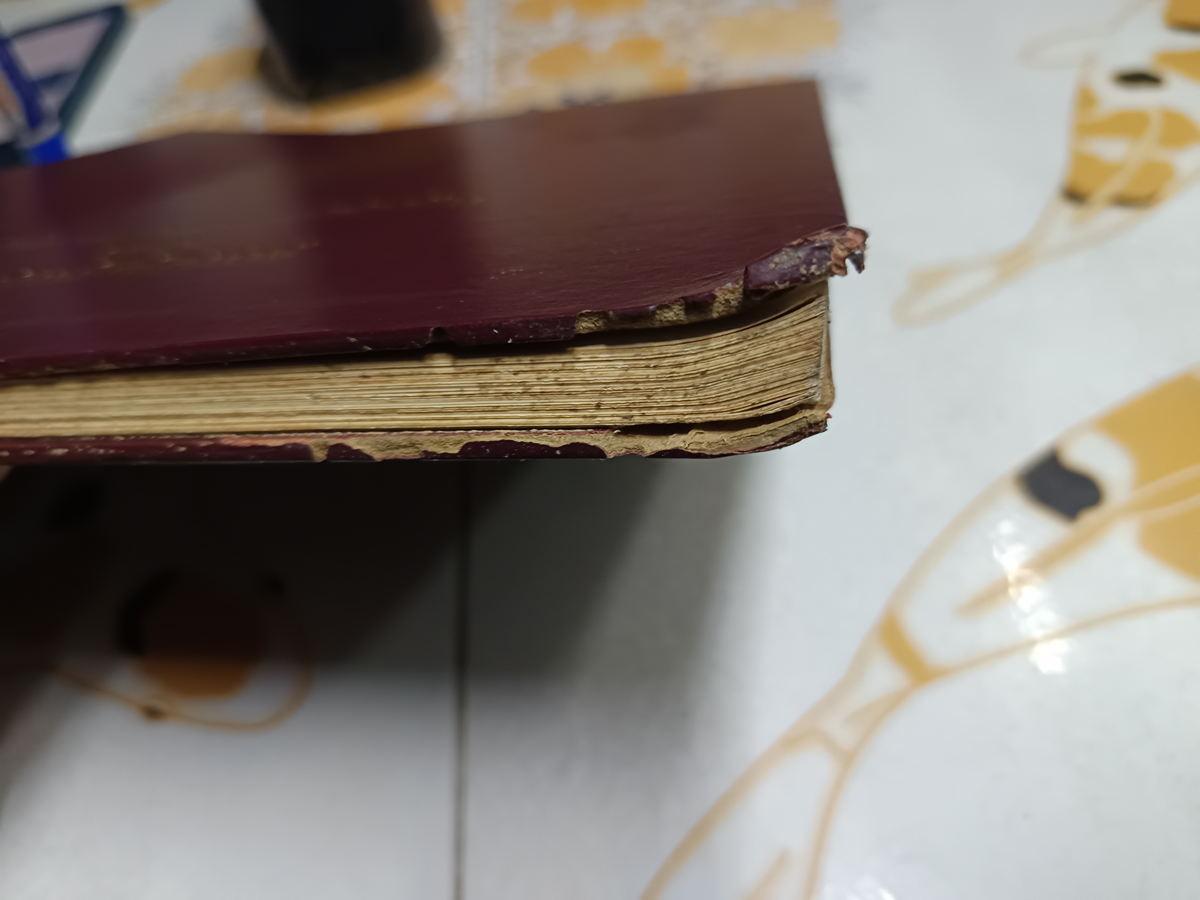 สมุดภาพเหตุการณ์สำคัญของกรุงรัตนโกสินทร์ พิมพ์เป็นที่ระลึกเนื่องในโอกาสสมโภชกรุงรัตนโกสินทร์ 200 ปี , พ.ศ. 2525 ** มีรอยปลวกกินขอบปก (ตามรูป) ไม่กระทบเนื้อหา