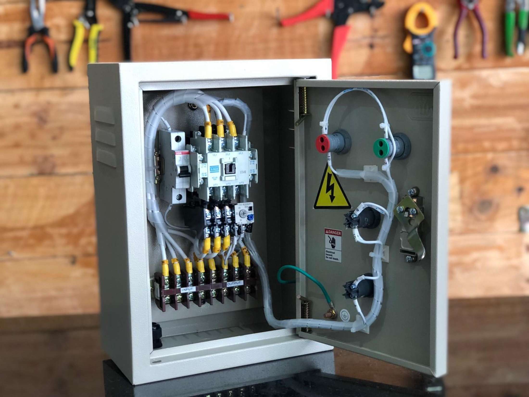 ตู้ชุดสตาร์ทมอเตอร์ 7.5HP แรง ใช้ได้ทั้ง 2เฟส 220V มอเตอร์ปั๊มน้ำ, มอเตอร์พัดลม,เครื่องบด,โรงสีขาว,ปั๊มหอยโข่ง,ปั๊มบาลดาน,เครื่องตัดเหล็ก,เครื่องผสมอาหาร,ใช้ได้ทั้ง มอเตอร์ 2 เฟส 2 สายDOL starters