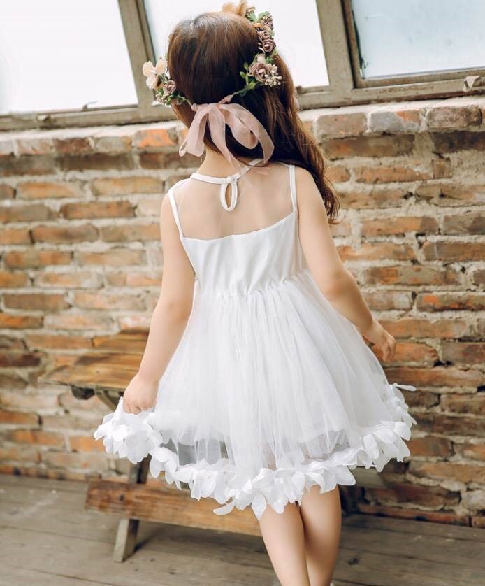 เดรสสาวน้อย ประดับกลีบดอกไม้