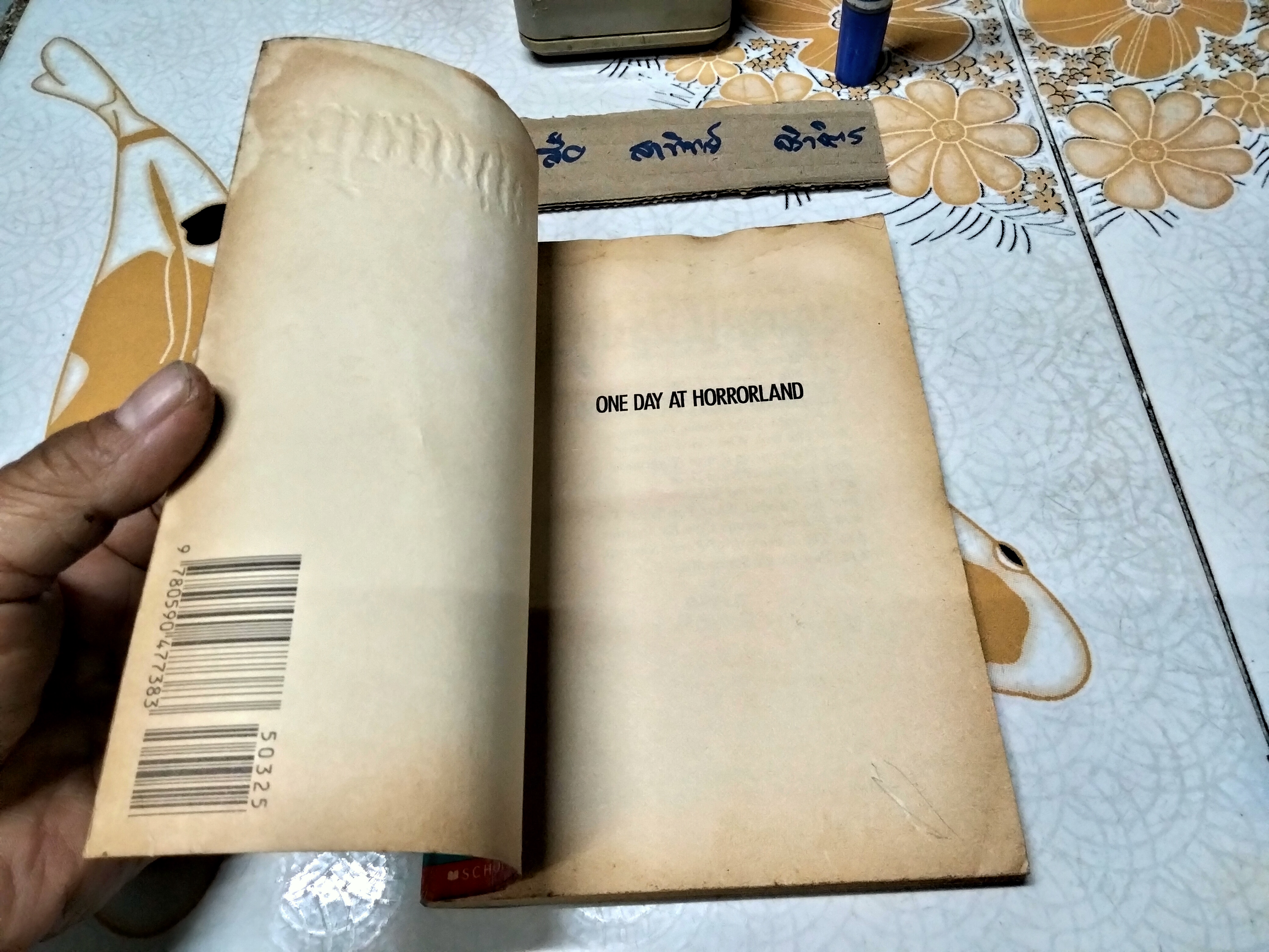 Goosebumps #16 one day at HORRORLAND (original series - R.L. STINE) ฉบับภาษาอังกฤษ สภาพพอใช้