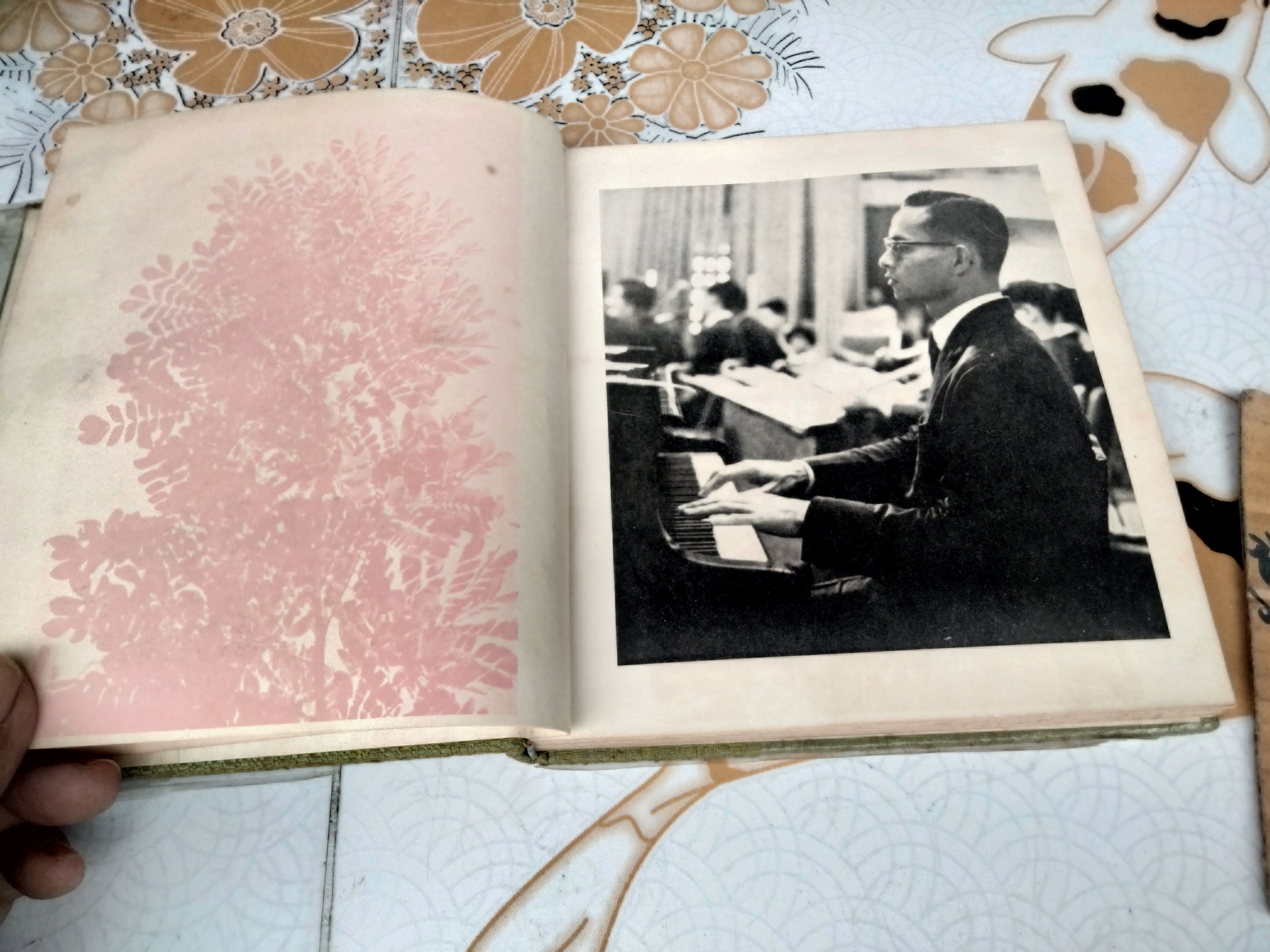 หนังสือรุ่น คณะพาณิชย์- บัญชี รุ่น 25 จุฬาลงกรณ์มหาวิทยาลัย พิมพ์ปี พ.ศ 2509 **สินค้าหมด**