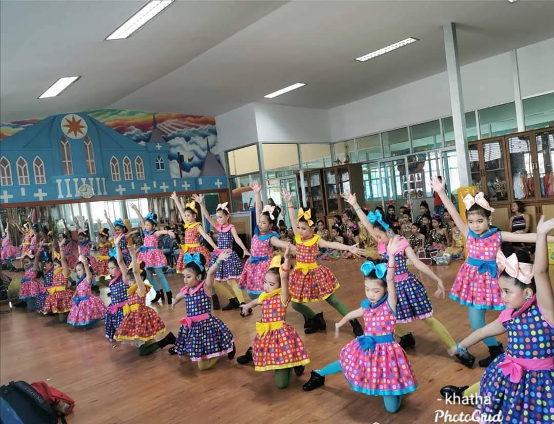 ชุดสาวน้อยลายจุด