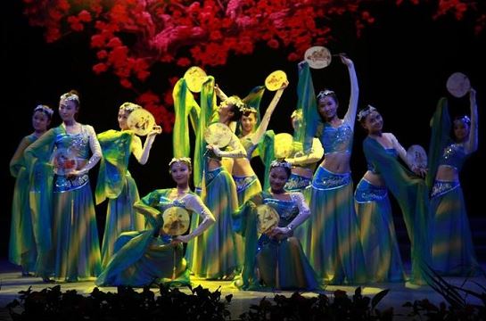 พัดฟ้อนรำจีนปักไหมสองด้าน 双面苏绣团扇 Double-sided Embroidery Chinese Classical Dance Fan