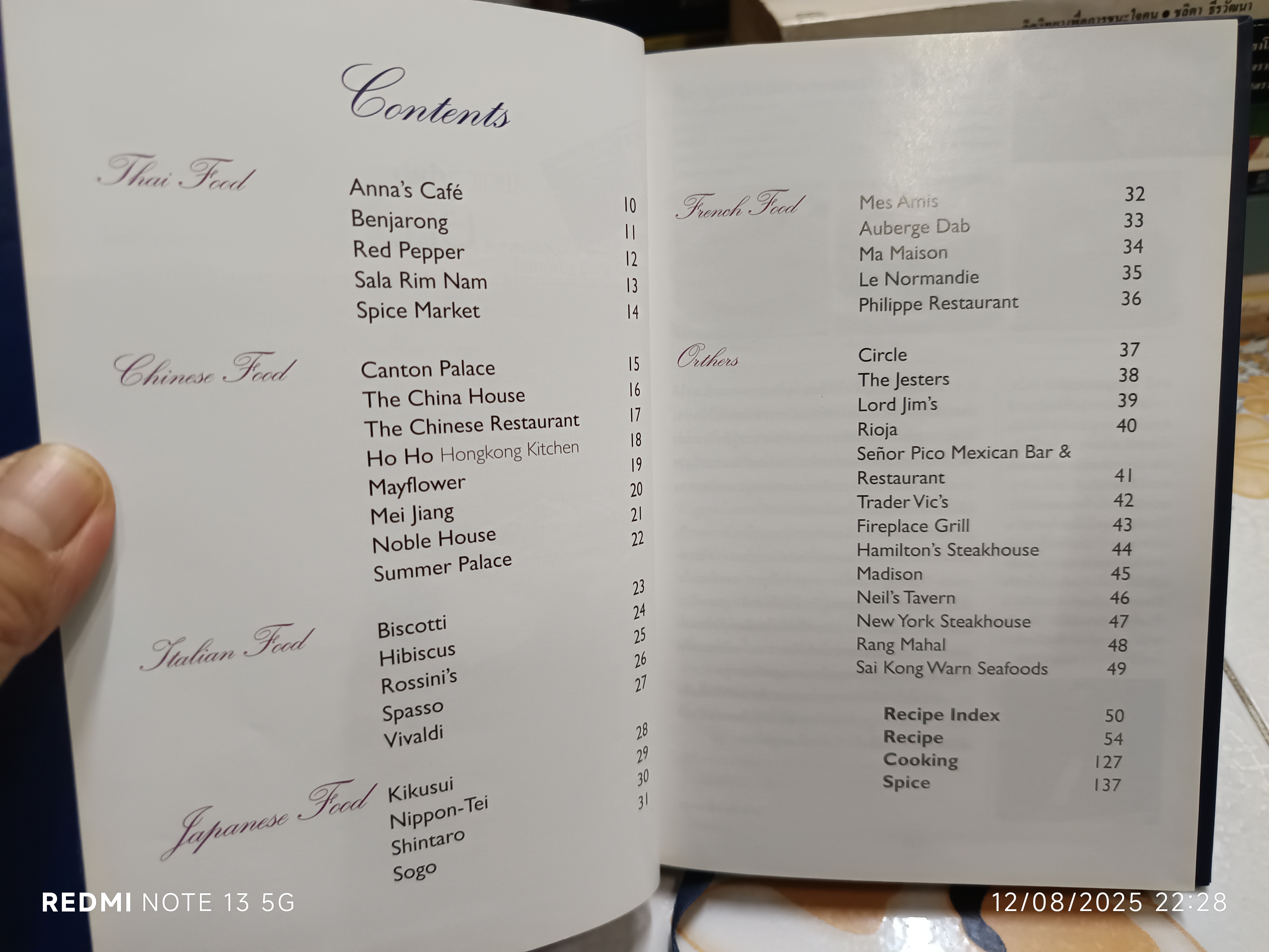 Bon Appetit ! Recommended by 40 Chefs of Excellence พร้อมสูตรอาหาร.