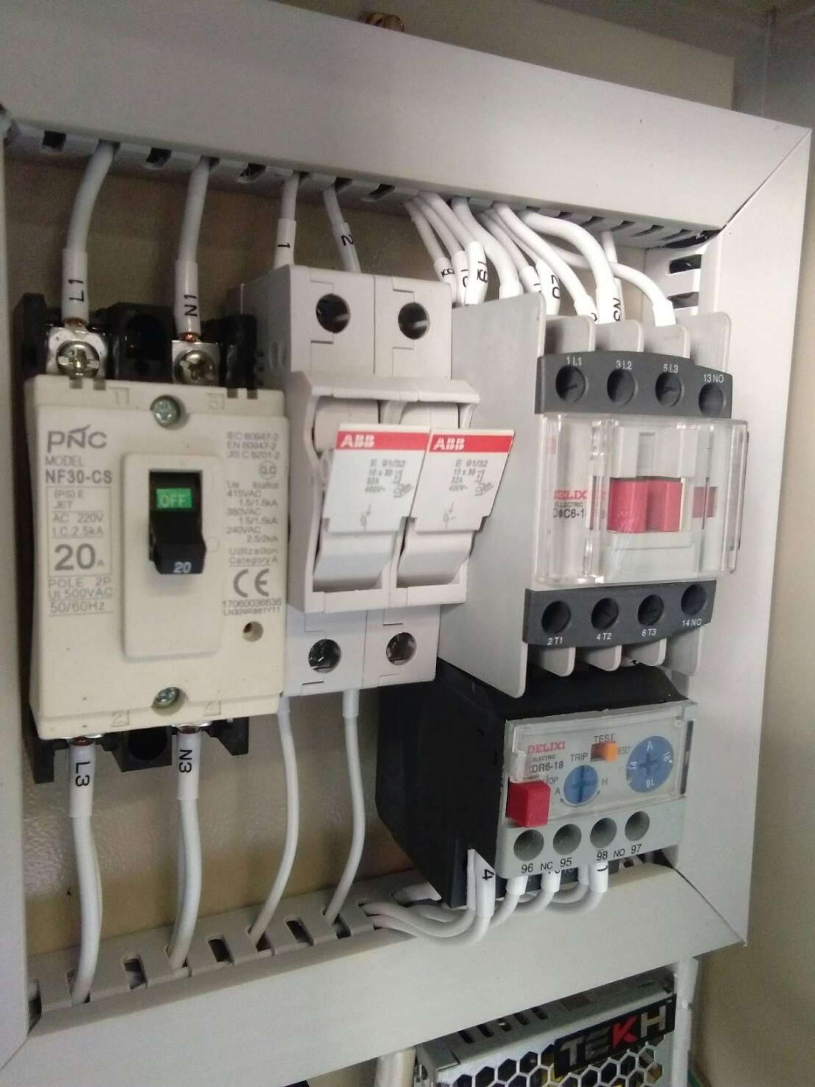 ตู้ควบคุมปั๊มเติมน้ำผ่านลูกลอยไฟฟ้า 2 แรง 24 VDC ปั๊มขนาด 2HP 220V