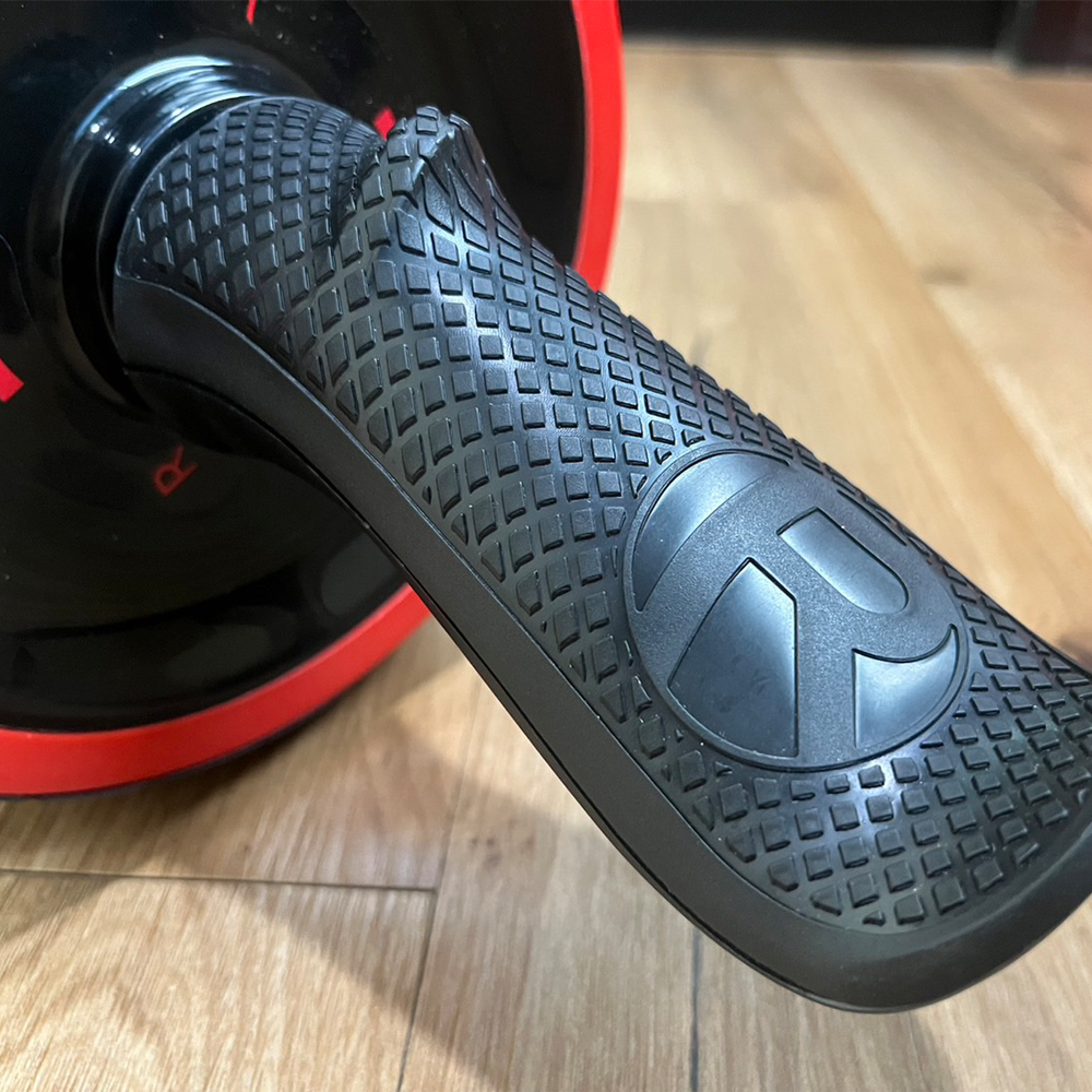 ลูกกลิ้งบริหารหน้าท้อง ฝึกกล้ามท้อง ด้านในลูกล้อมีสปริงในตัว ช่วยให้ง่ายในจังหวะดึงตัวกลับ (J8)