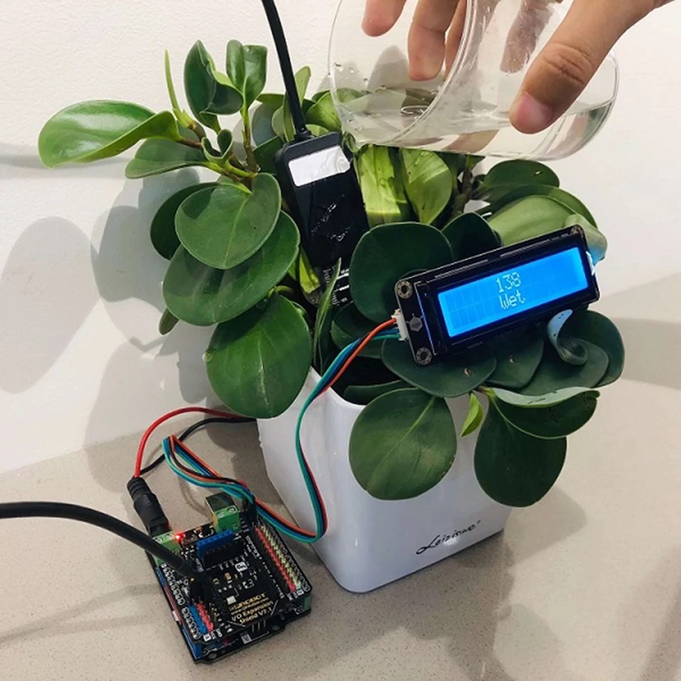 DFrobot Analog Anti-corrosion Waterproof Capacitive Soil Moisture Sensor for arduino