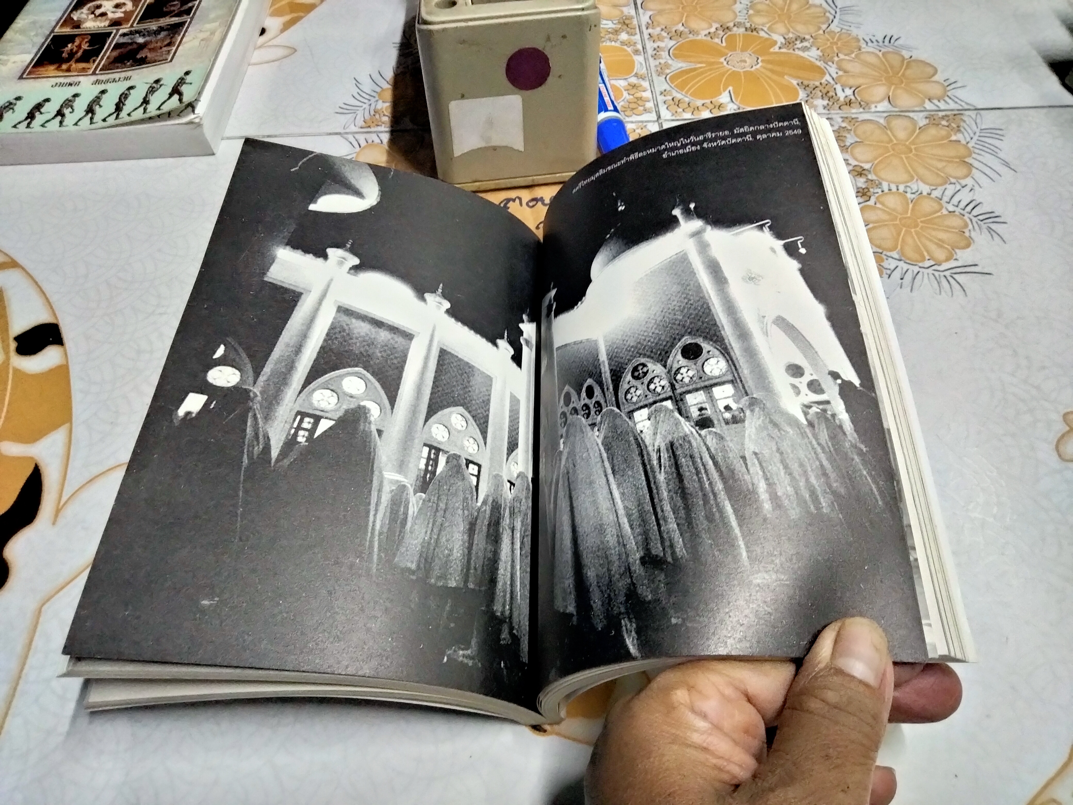 ที่เกิดเหตุ : บันทึก 1 ปี ในพื้นที่ 3 จังหวัดชายแดนใต้ โดย วรพจน์ พันธุ์พงศ์ พิมพ์ครั้งแรก 2550