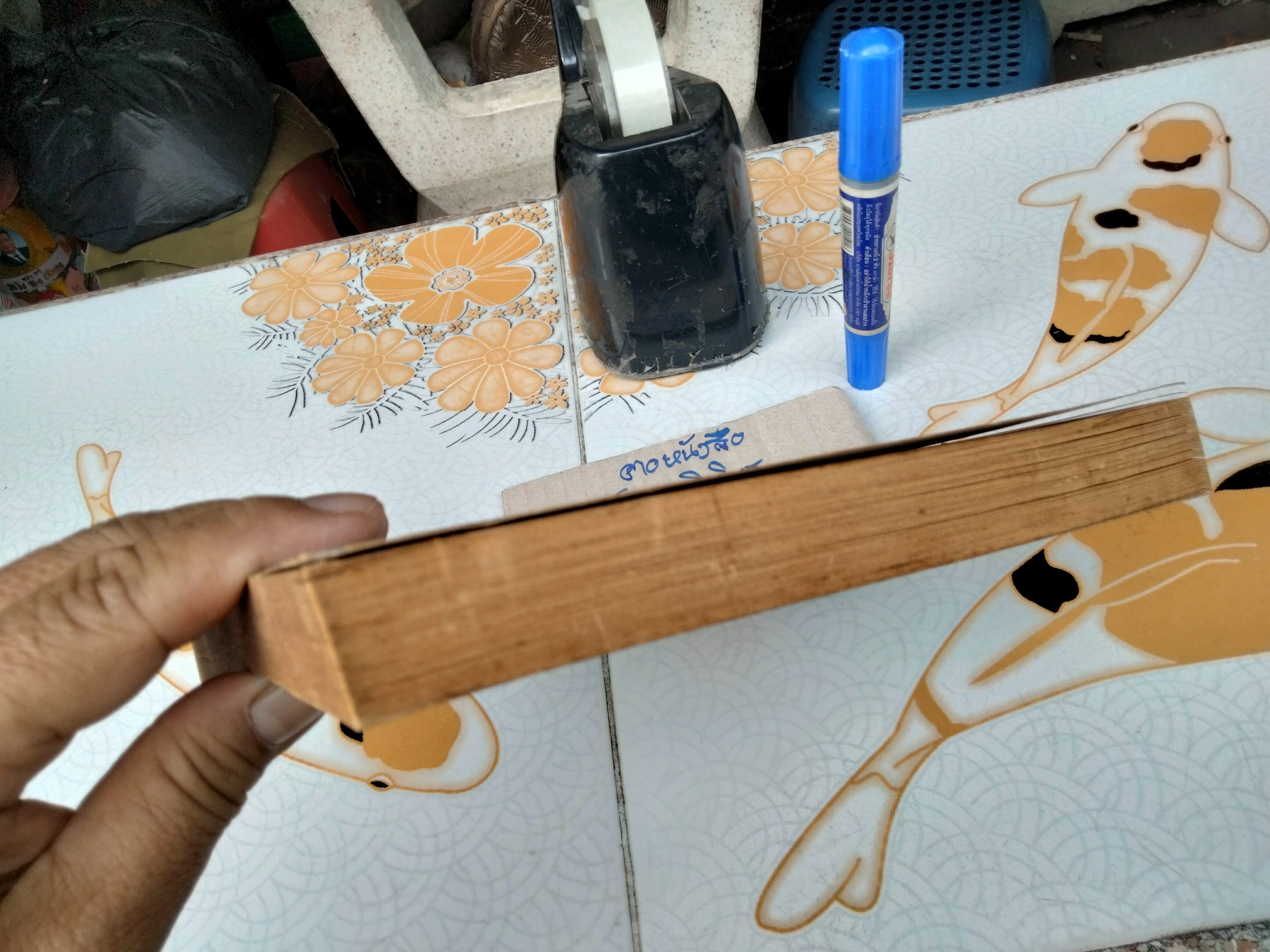 LOOK TO THE ROCK - AN OLD TESTAMENT BACKGROUND TO OUR UNDERSTANDING OF CHRIS BY ALEC MOTYER. -.(ปกอ่อน)