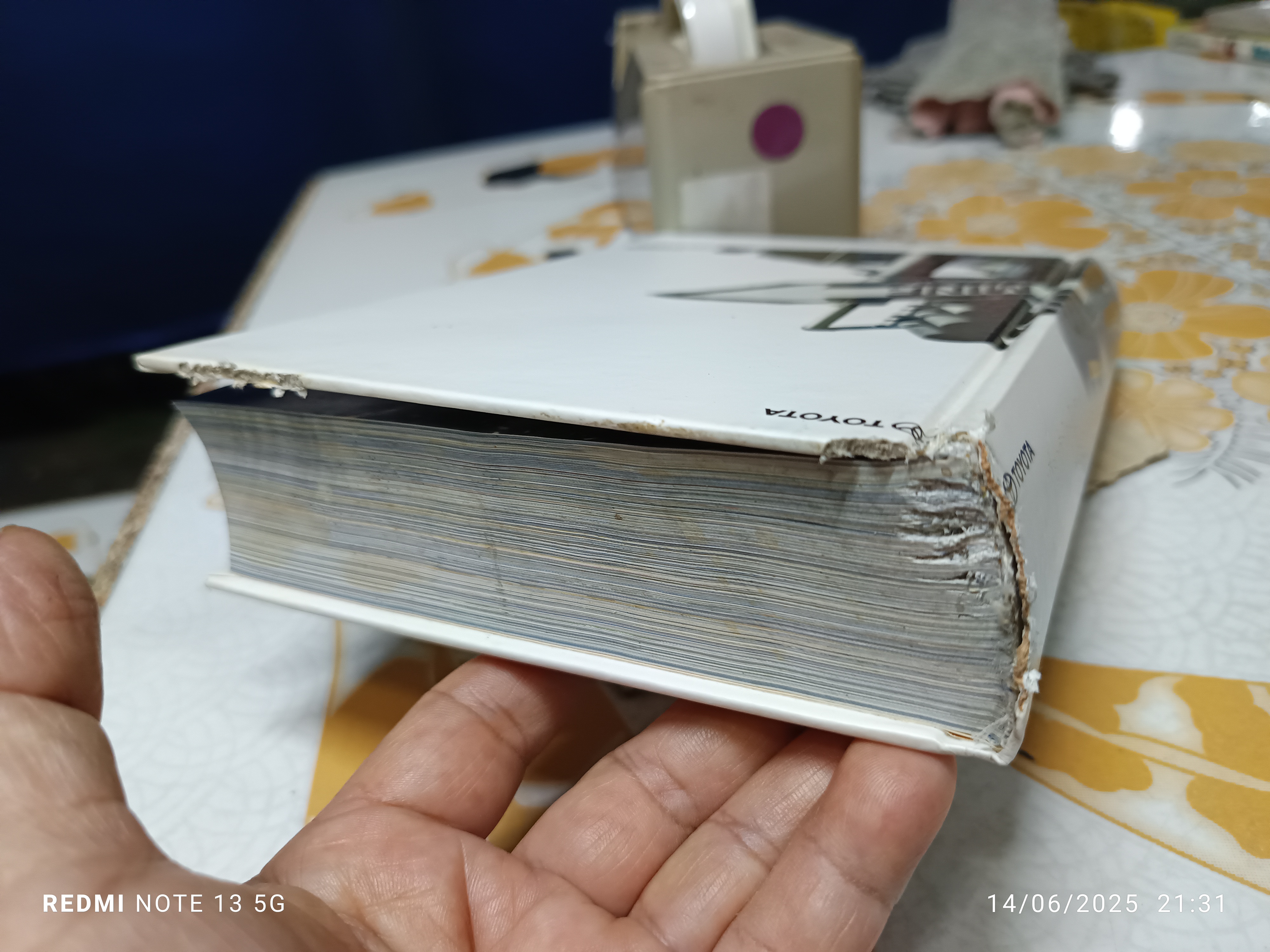 เที่ยวทั่วไทยไปกับฟอร์จูนเนอร์ ฉบับ 2 ภาษา ไทย-อังกฤษ (76 จังหวัด) **มีตำหนิ ที่สันหนังสือแหว่ง