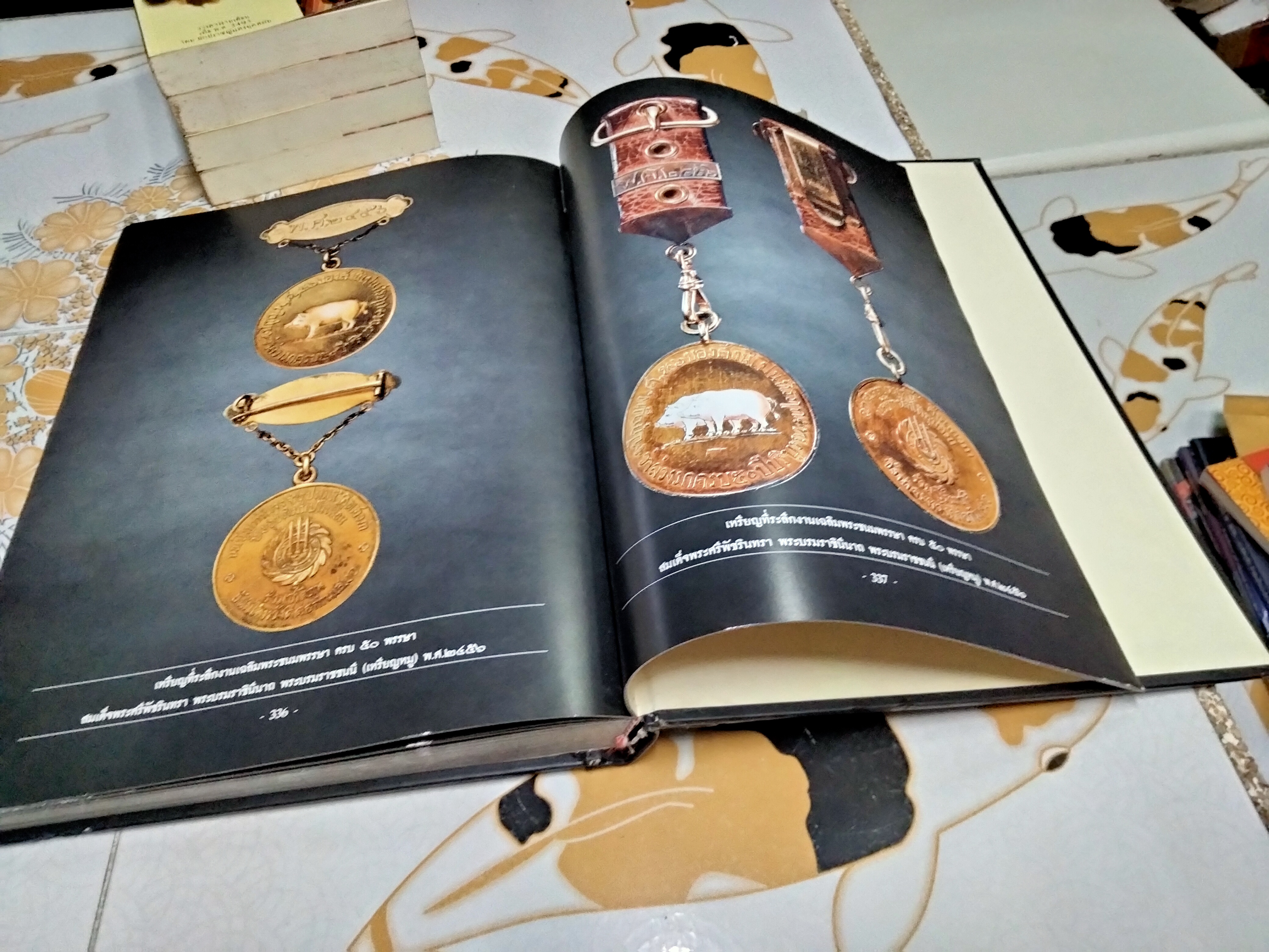 หนังสือ สุดยอดเหรียญพระทองคำล้ำค่า โดย. ทีมงานนิตยสารท่าพระจันทร์ พิมพ์ครั้งแรก สิงหาคม 2554 (ตำหนิ สันหนังสือแหว่ง) **สินค้าหมด**