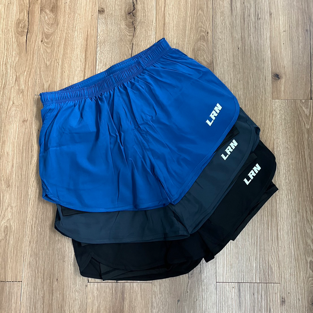 กางเกงวิ่งมาราธอน 2-in-1 โลโก้เรืองแสง (F26)