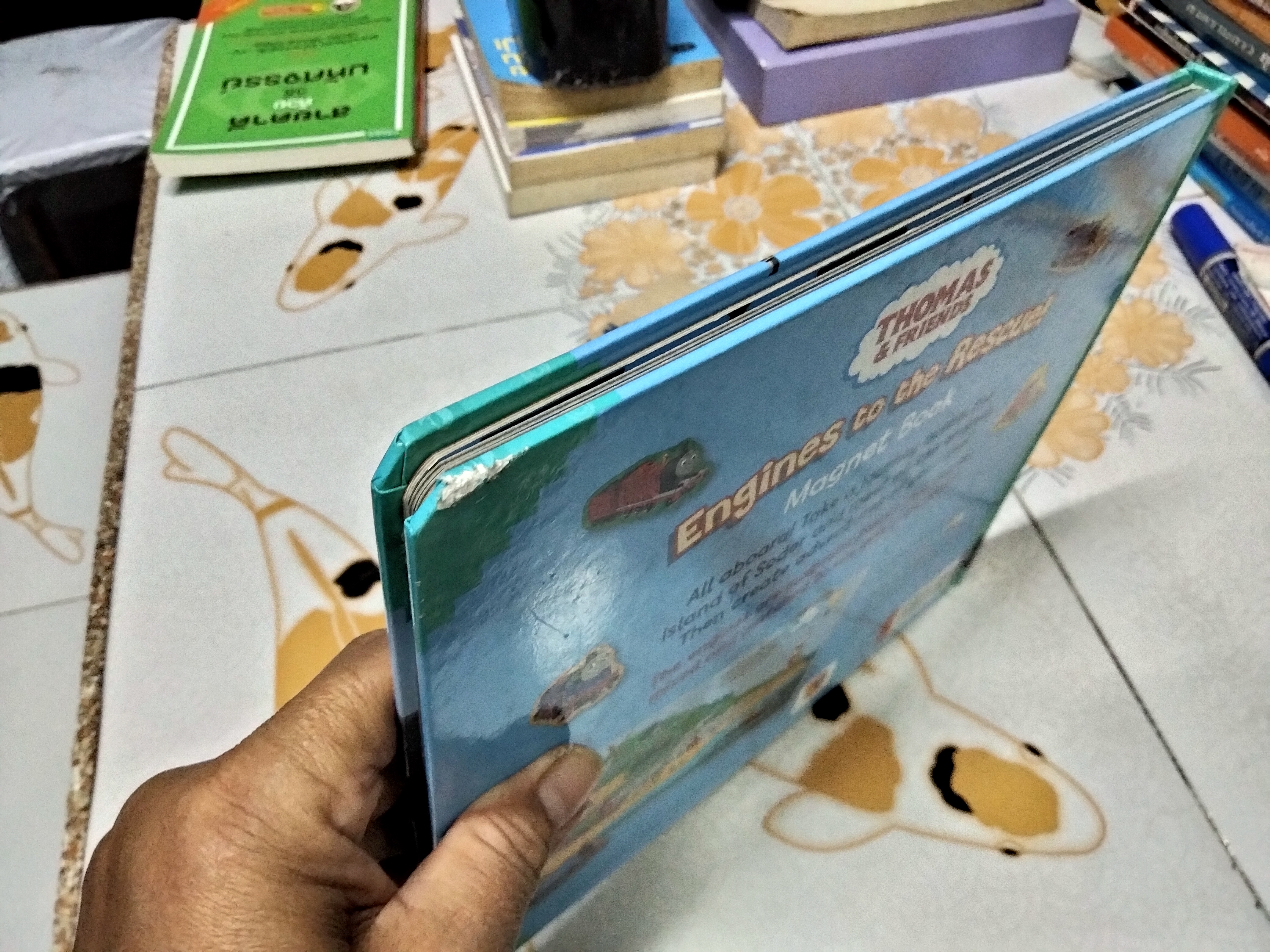 หนังสือโทมัส Thomas and friends - Magnet book ENGINES TO THE RESCUE ! ตัวแม่เหล็กมีแค่ 5 ชิ้น (ครบชุด 10 ชิ้น)