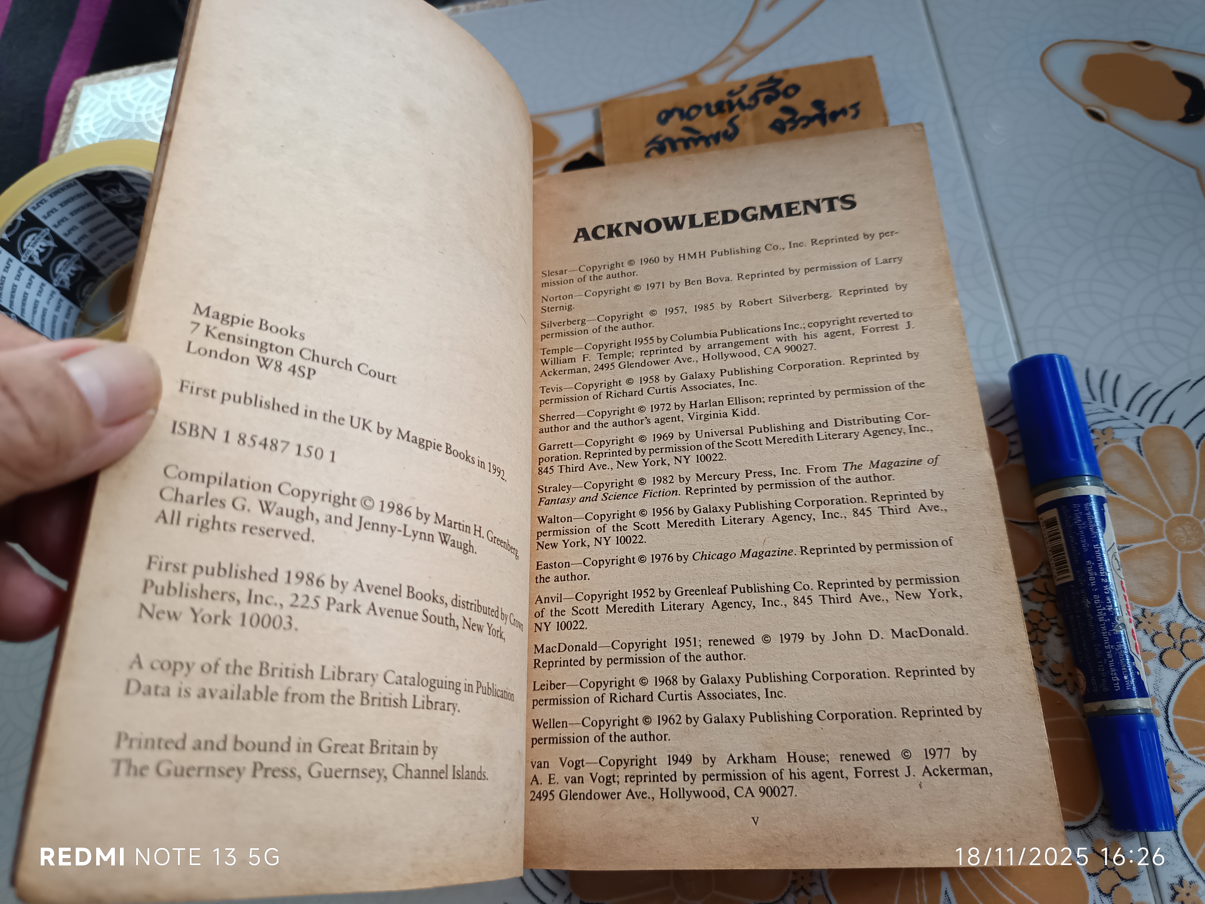 The Giant Book of Science Fiction Stories Edited by Isaac Asimov ,Magpie Books in 1992 (หนังสือมีคราบน้ำ)