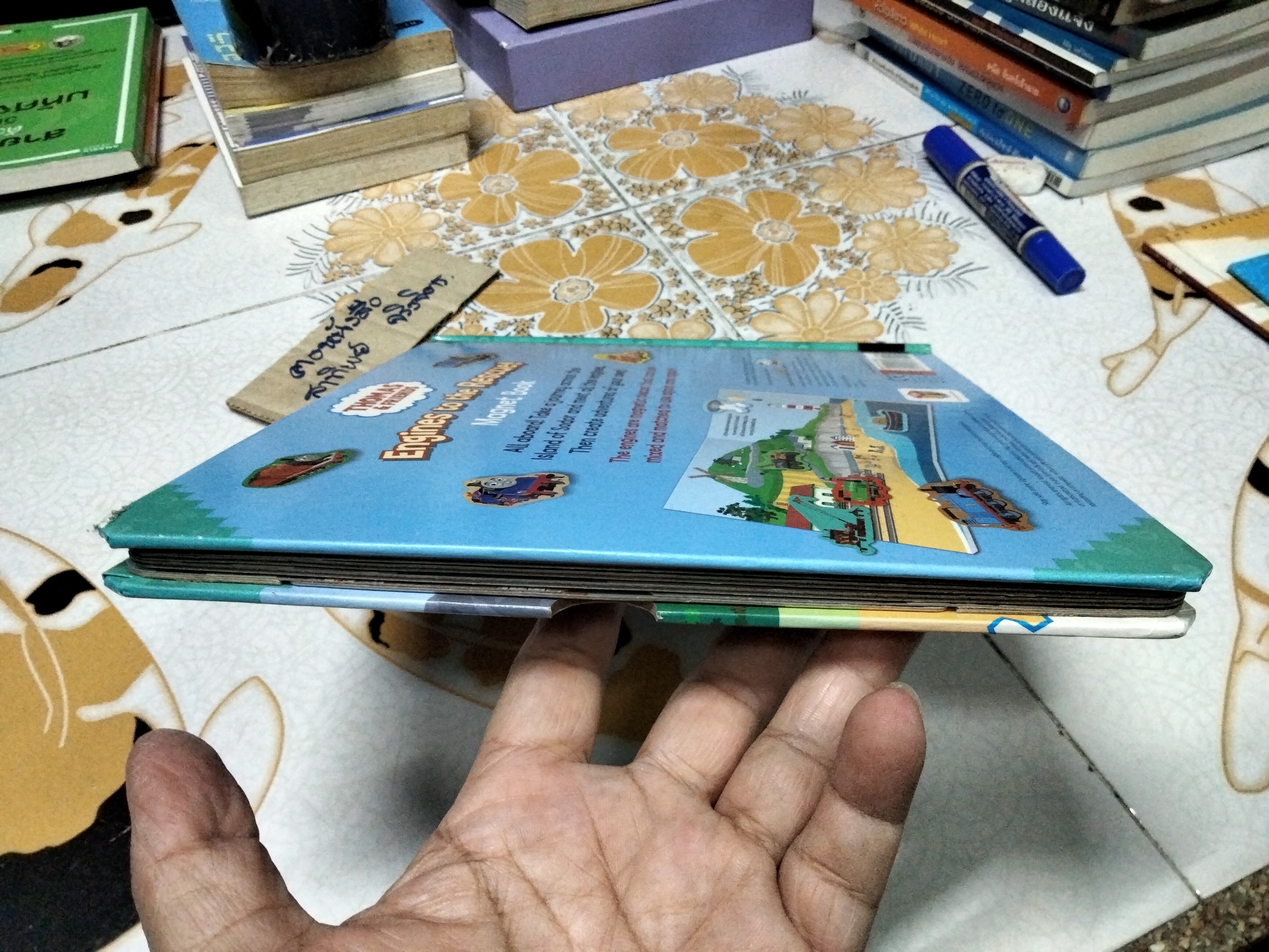 หนังสือโทมัส Thomas and friends - Magnet book ENGINES TO THE RESCUE ! ตัวแม่เหล็กมีแค่ 5 ชิ้น (ครบชุด 10 ชิ้น)