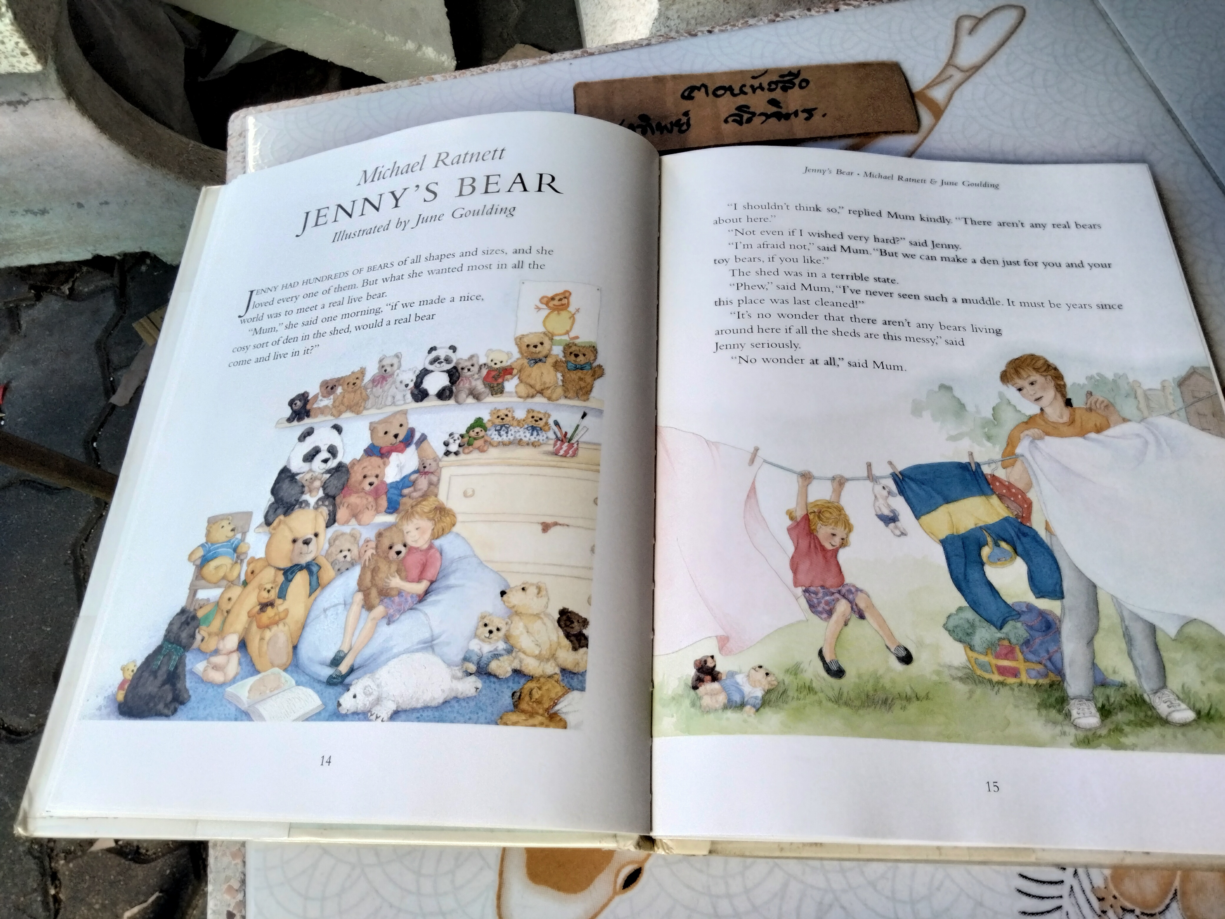 The Hutchinson Treasury of Teddy Bear Tales Foreword by Susanna Gretz Printed in Hong Kong,1997
